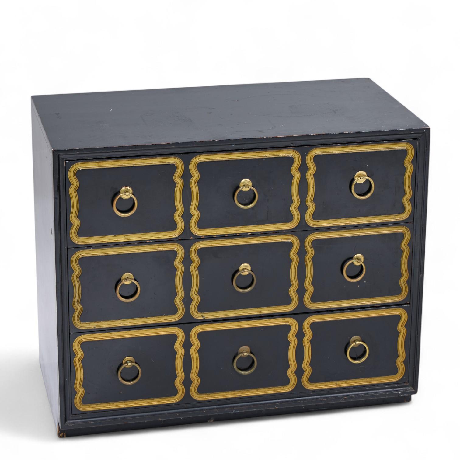 Legno Dorothy Draper España Hollywood Regency Cassettiera nera e oro - Coppia in vendita