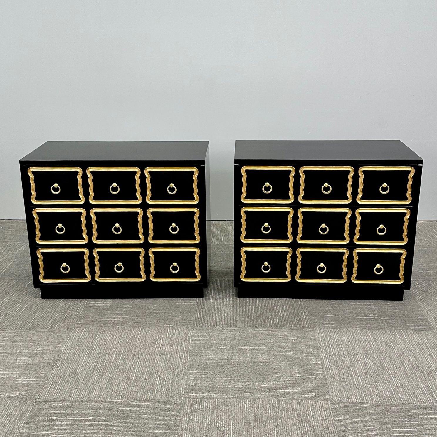 Stile Dorothy Draper, Hollywood Regency, Commodes, lacca nera, oro dorato, ottone, 21° C.

Questa splendida coppia di cassettiere recentemente rifinite è dotata di cassetti in legno massiccio che scorrono in modo fluido e senza sforzo. I cassetti