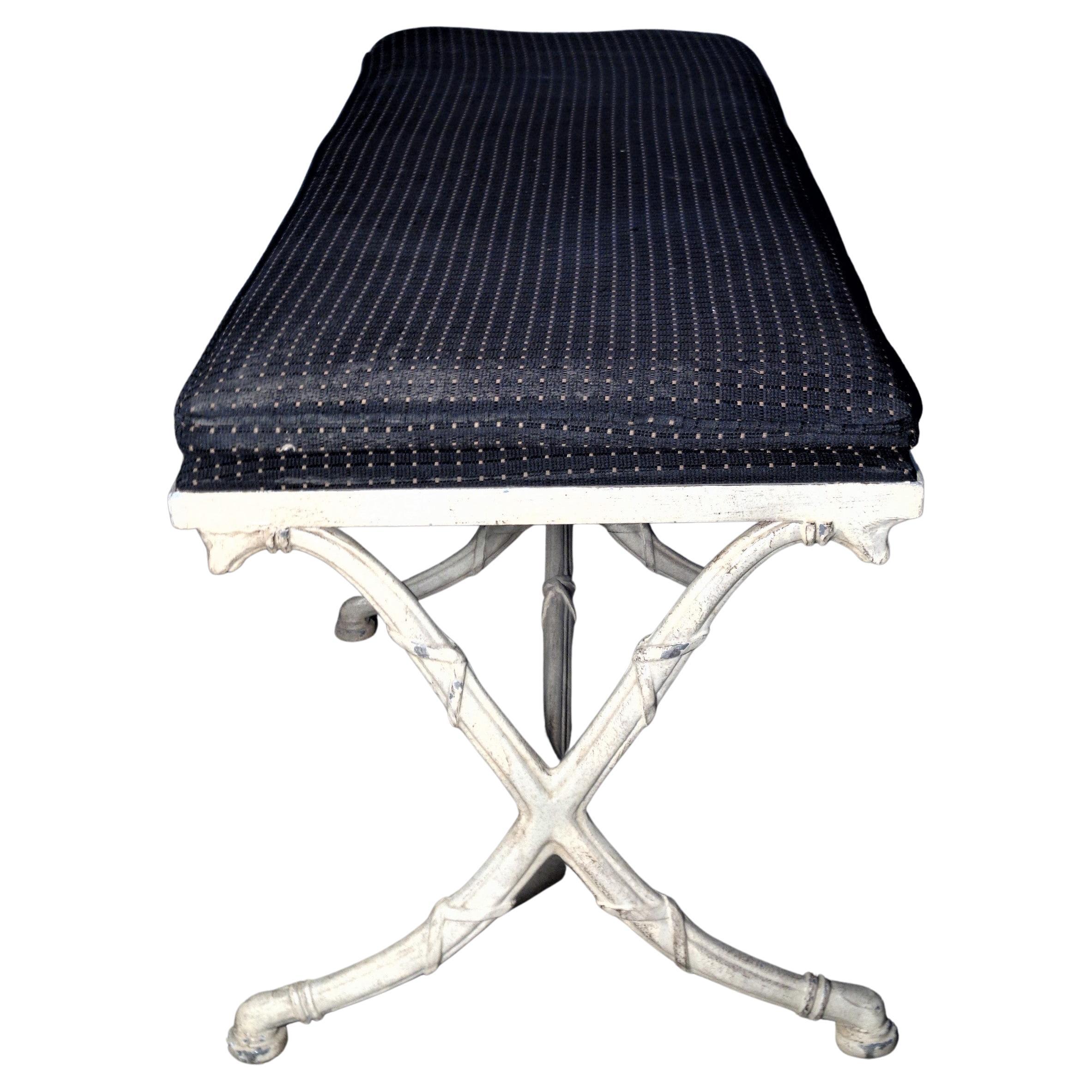 Hollywood Regency Banc long en métal néoclassique de style Dorothy Draper