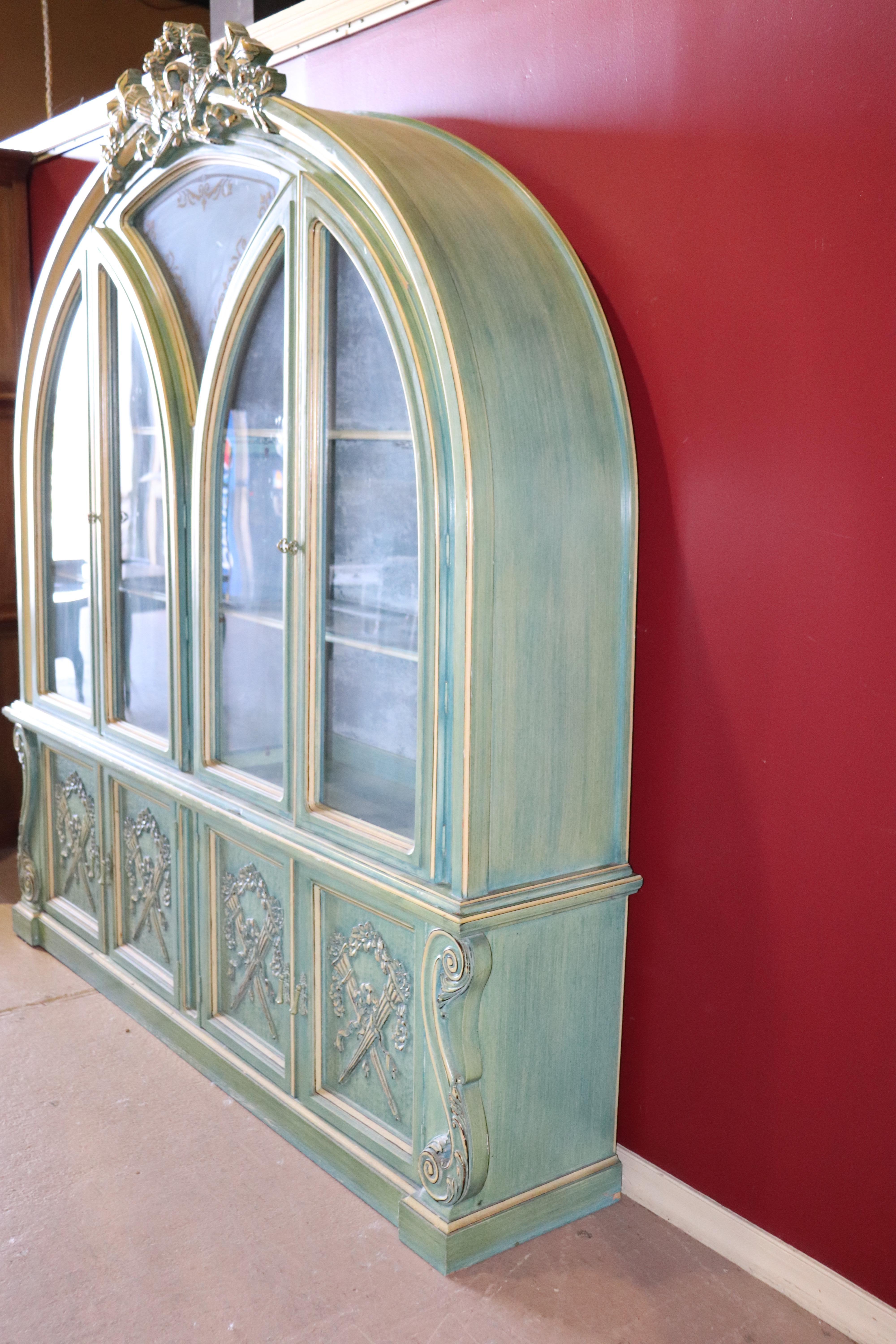 Dorothy Draper Style Painted French Louis XVI Breakfront China Cabinet Vitrine In Good Condition In Swedesboro, NJ
