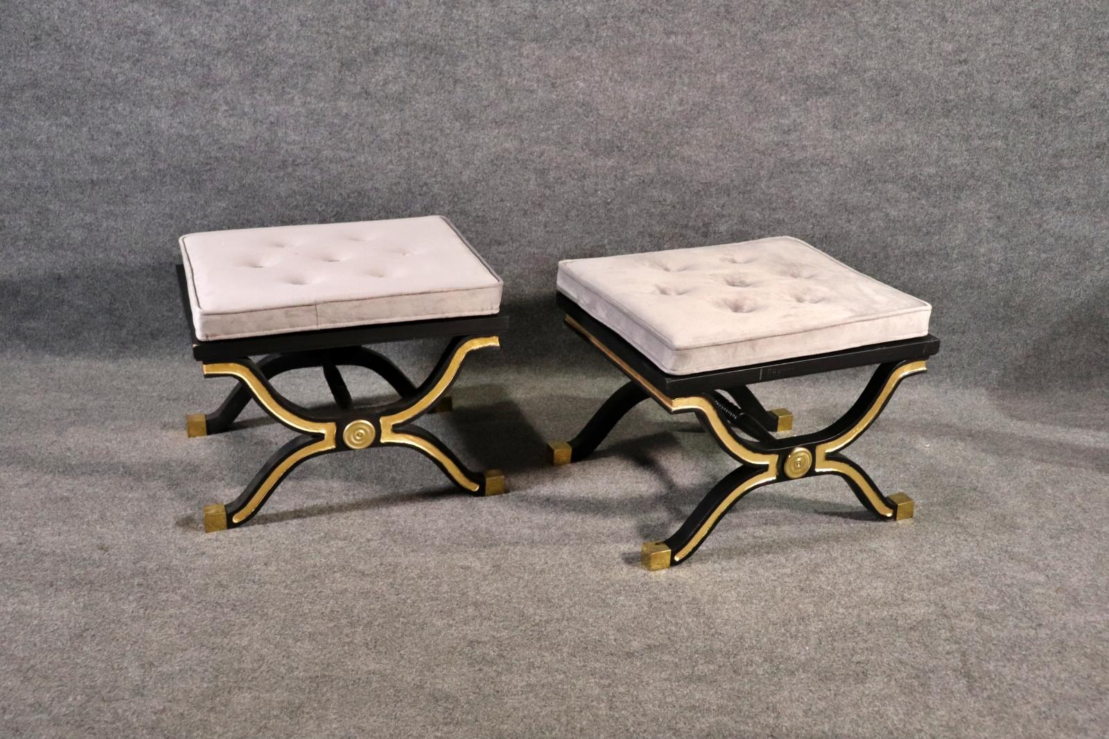 Dorothy Draper Style X bancs- Tabourets.  Ebonisé. Accents peints de couleur or. Capuchons de pied en métal. Sièges à coussin touffeté.  

Dimensions : 18 5/8