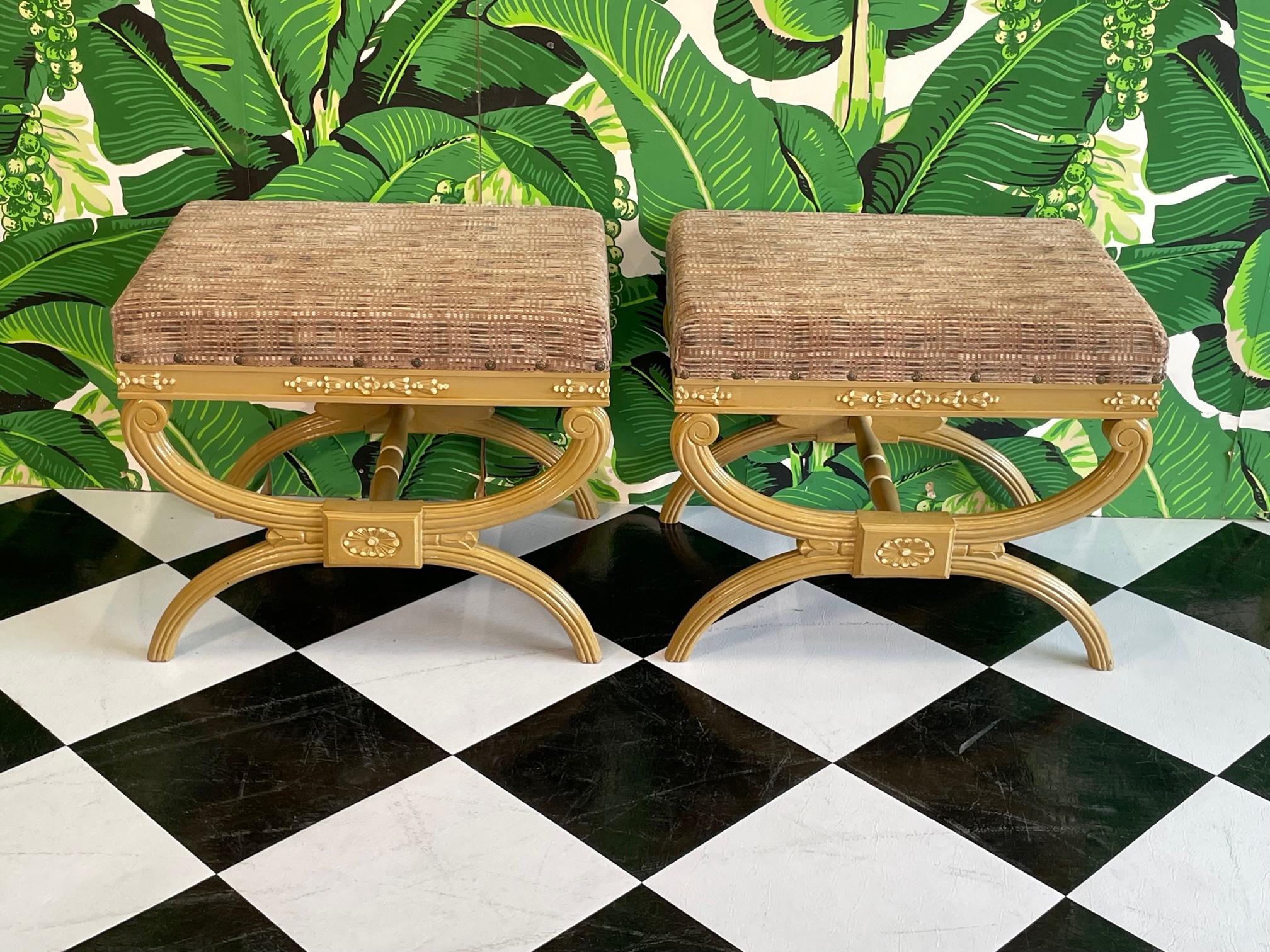 Paire de tabourets de pied/ottomans/bancs du milieu du siècle dans le style de Dorothy Draper, construits en bois massif et dotés d'une assise rembourrée. Bon état avec des imperfections mineures correspondant à l'âge, voir les photos pour les