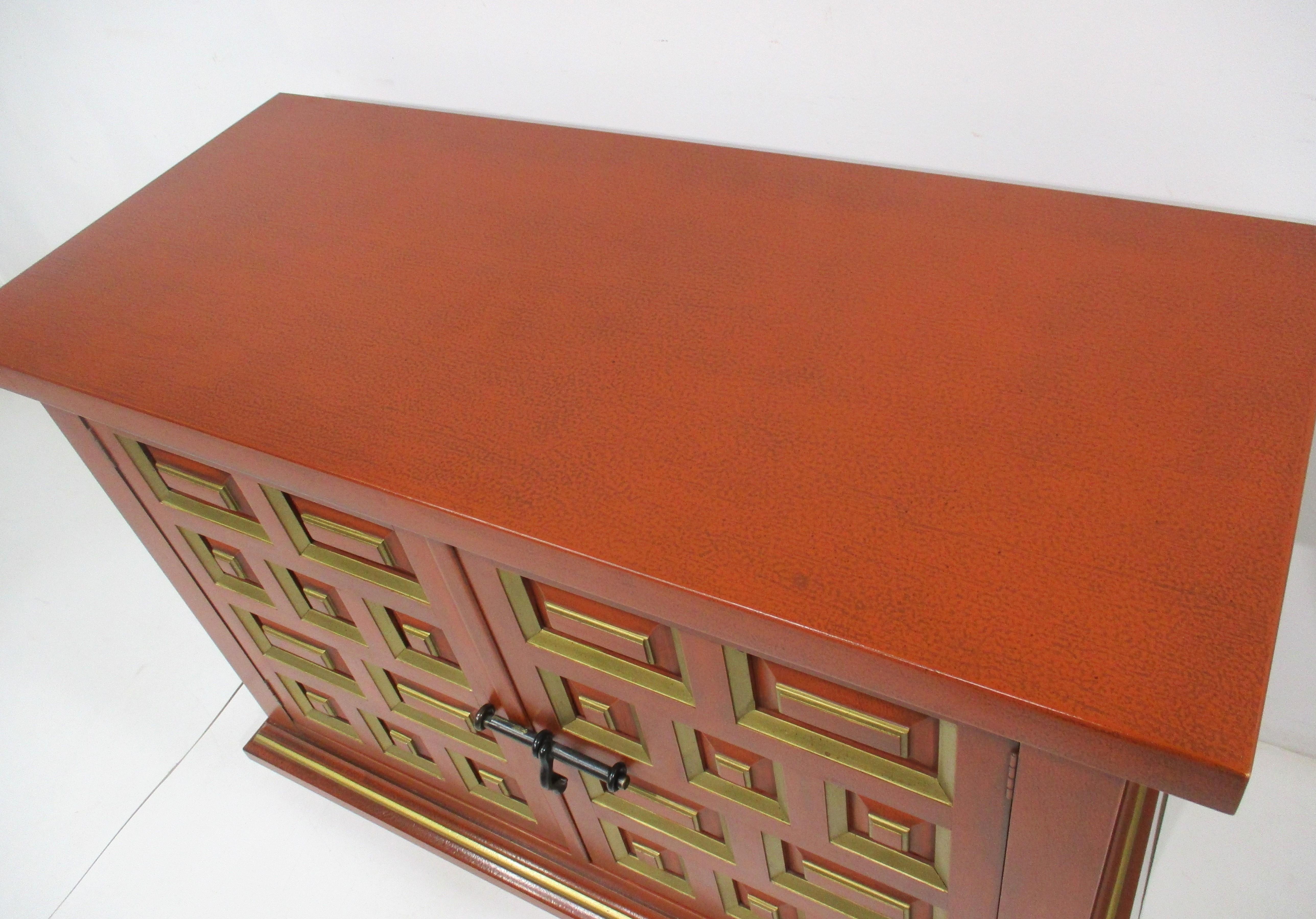 Armadietto Cetera di Drexel in stile Mid Century Regency di Dorothy Draper in vendita 5