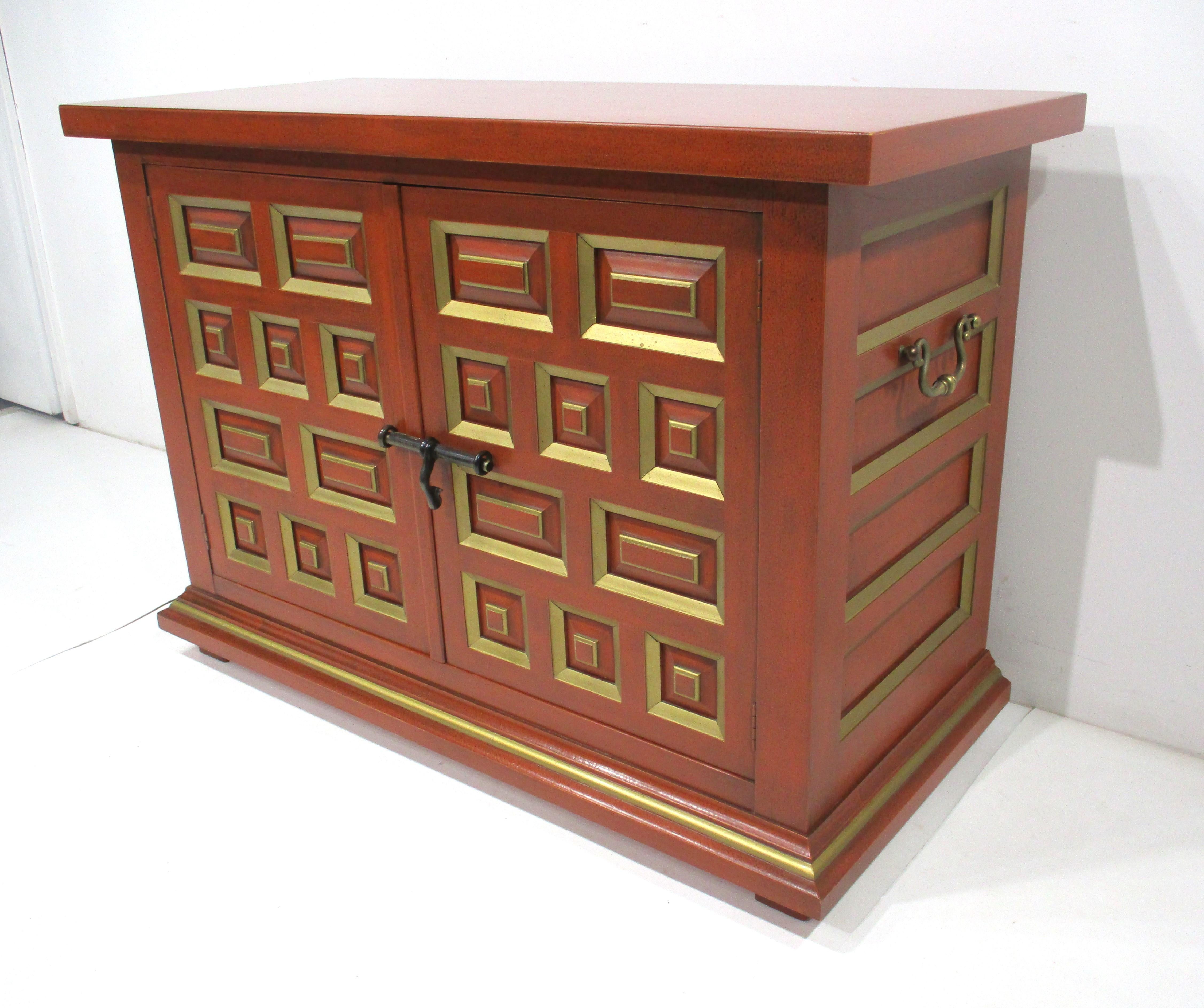 Hollywood Regency Armadietto Cetera di Drexel in stile Mid Century Regency di Dorothy Draper in vendita