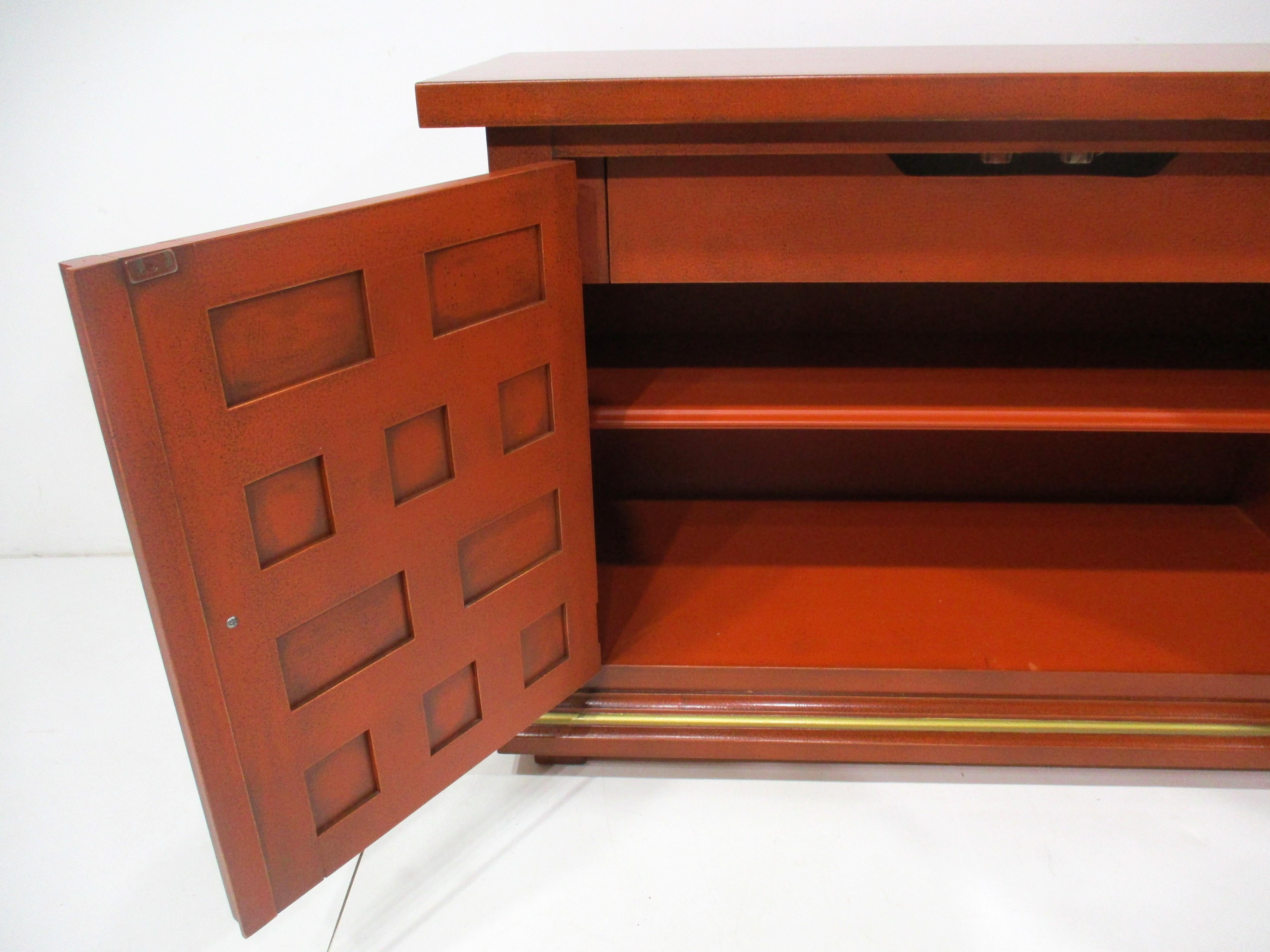 Ottone Armadietto Cetera di Drexel in stile Mid Century Regency di Dorothy Draper in vendita