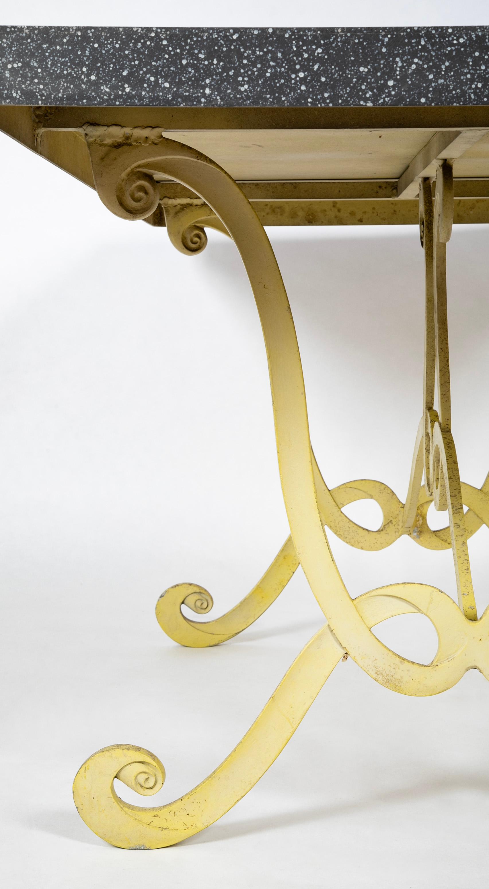 Dorothy Draper-Tisch mit Stahlplatte aus Kunstporphyr und gelbem Schmiedeeisenfuß im Angebot 6