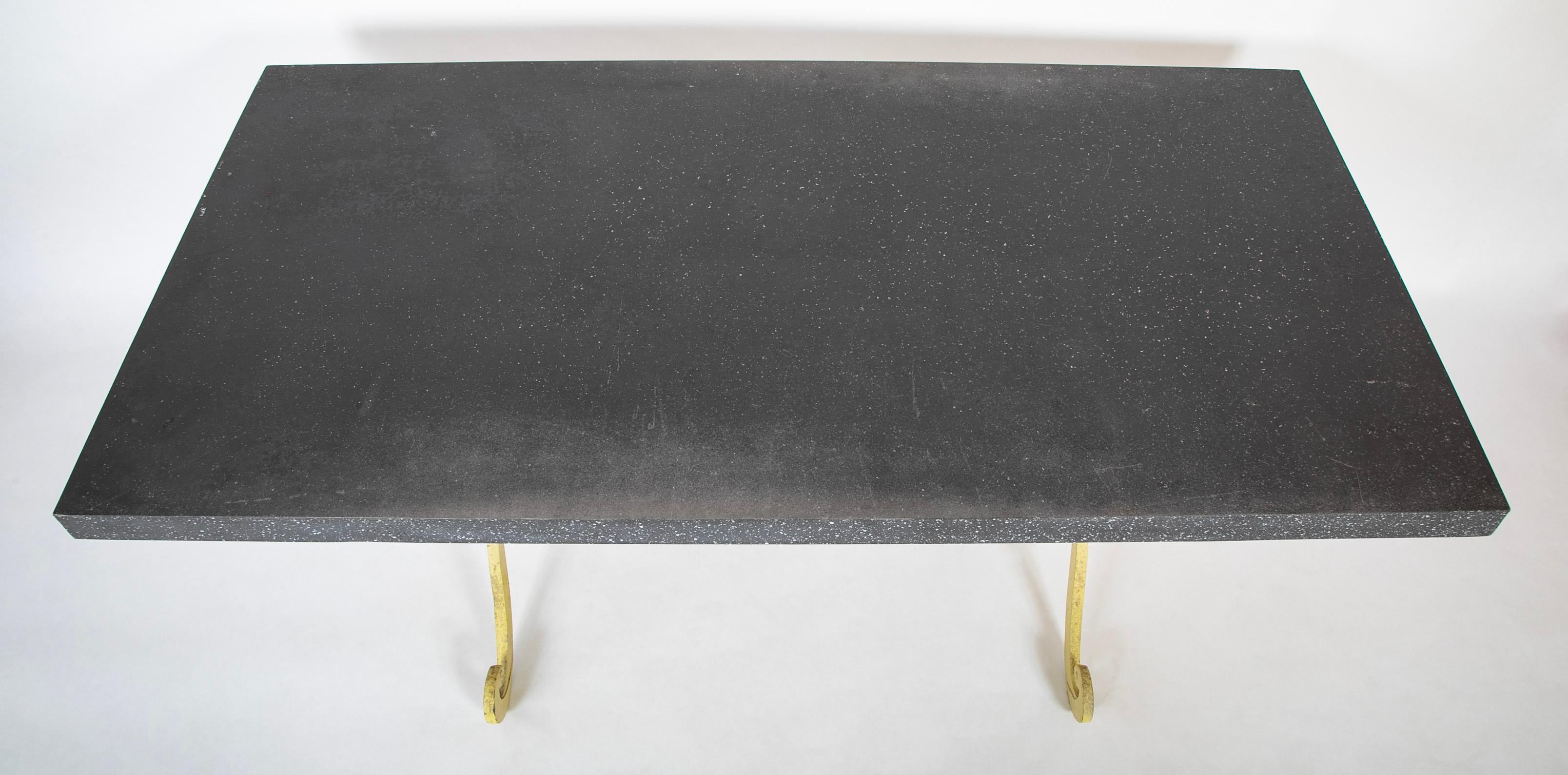 Dorothy Draper-Tisch mit Stahlplatte aus Kunstporphyr und gelbem Schmiedeeisenfuß im Angebot 1