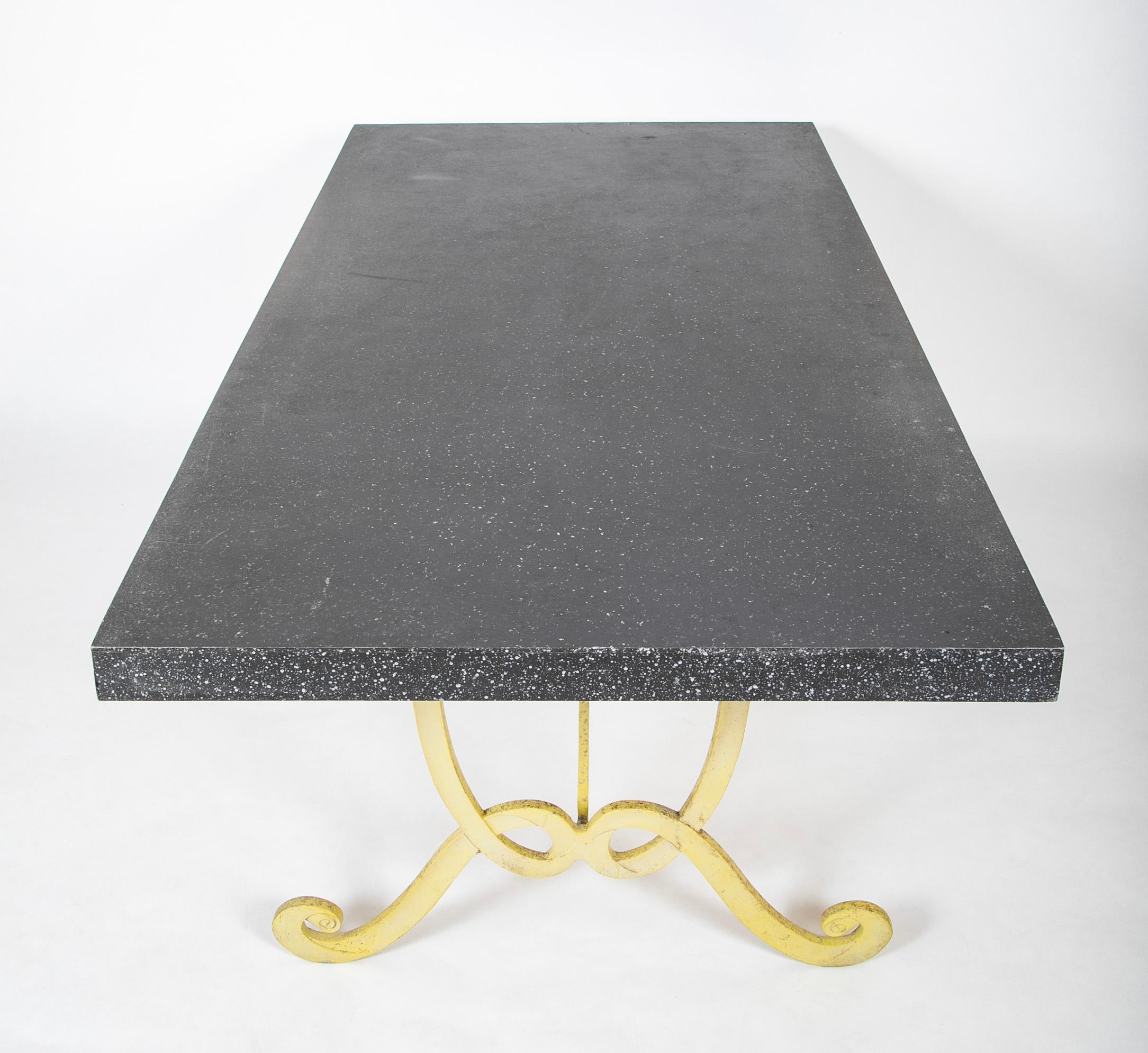Dorothy Draper-Tisch mit Stahlplatte aus Kunstporphyr und gelbem Schmiedeeisenfuß im Angebot 2