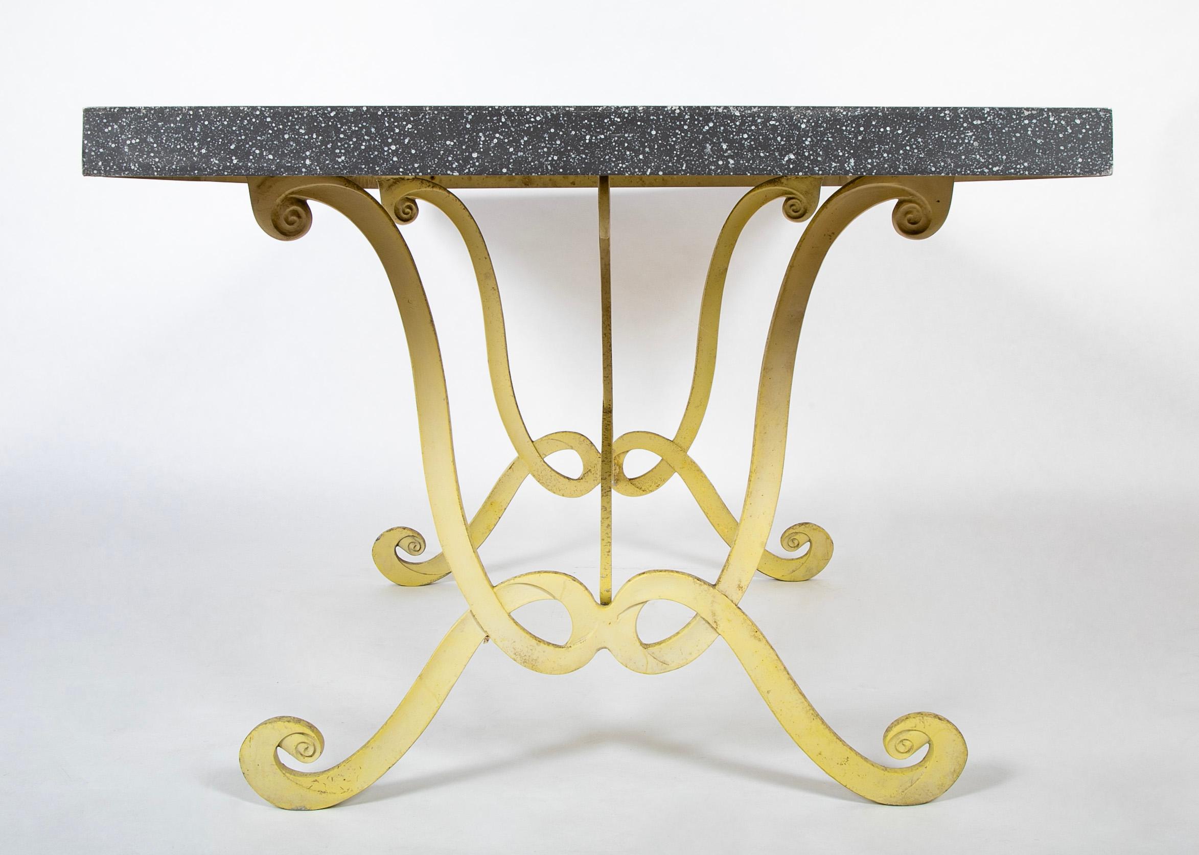 Table Dorothy Draper avec plateau en acier imitation porphyre et base en fer forgé jaune en vente 2