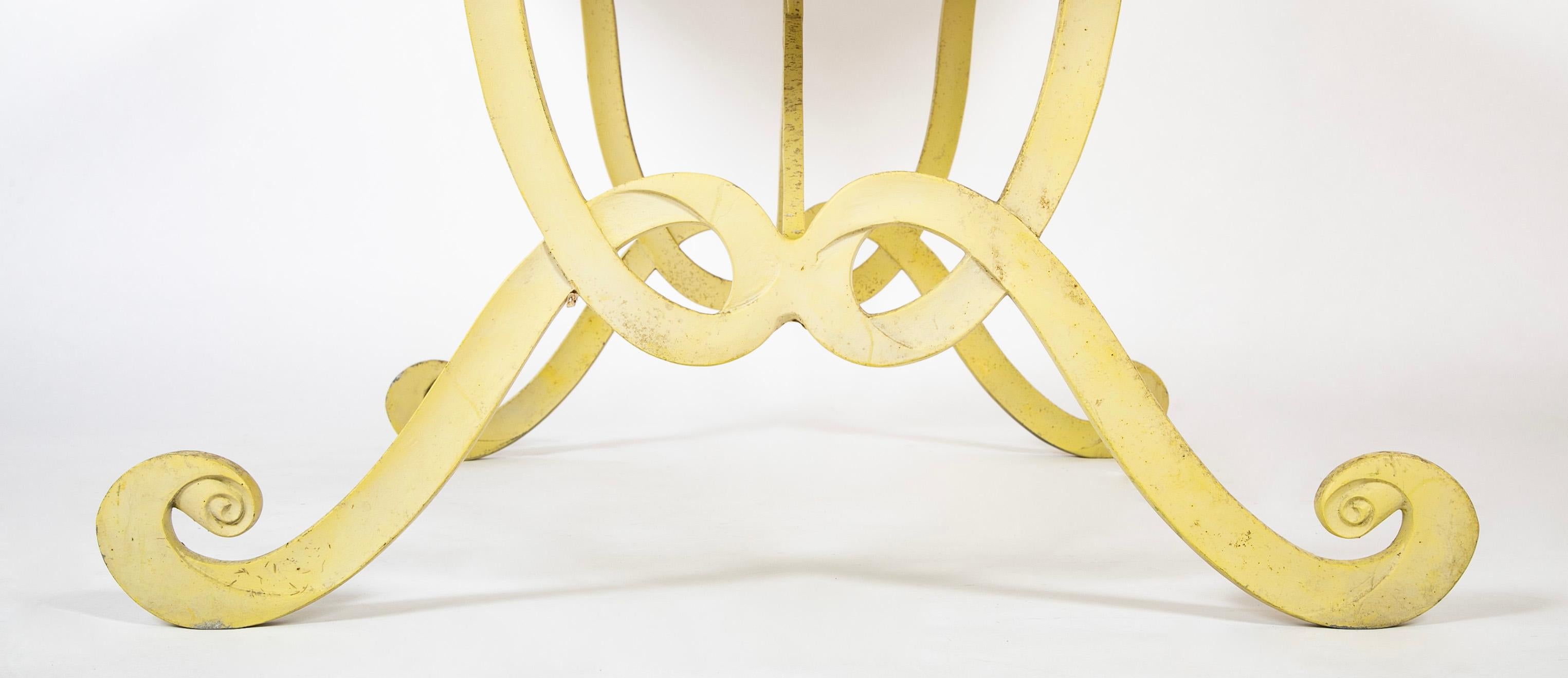 Table Dorothy Draper avec plateau en acier imitation porphyre et base en fer forgé jaune en vente 3