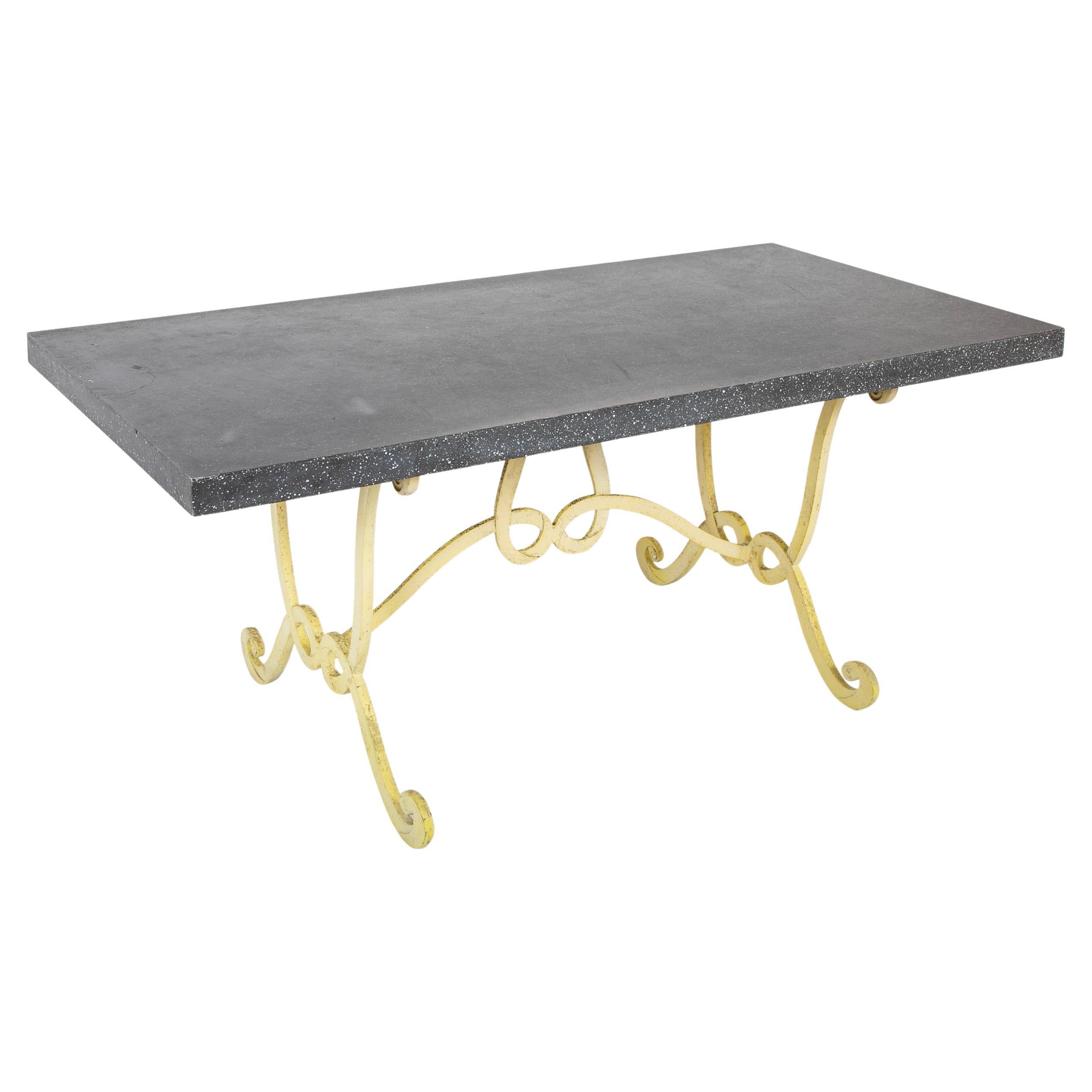 Dorothy Draper-Tisch mit Stahlplatte aus Kunstporphyr und gelbem Schmiedeeisenfuß im Angebot
