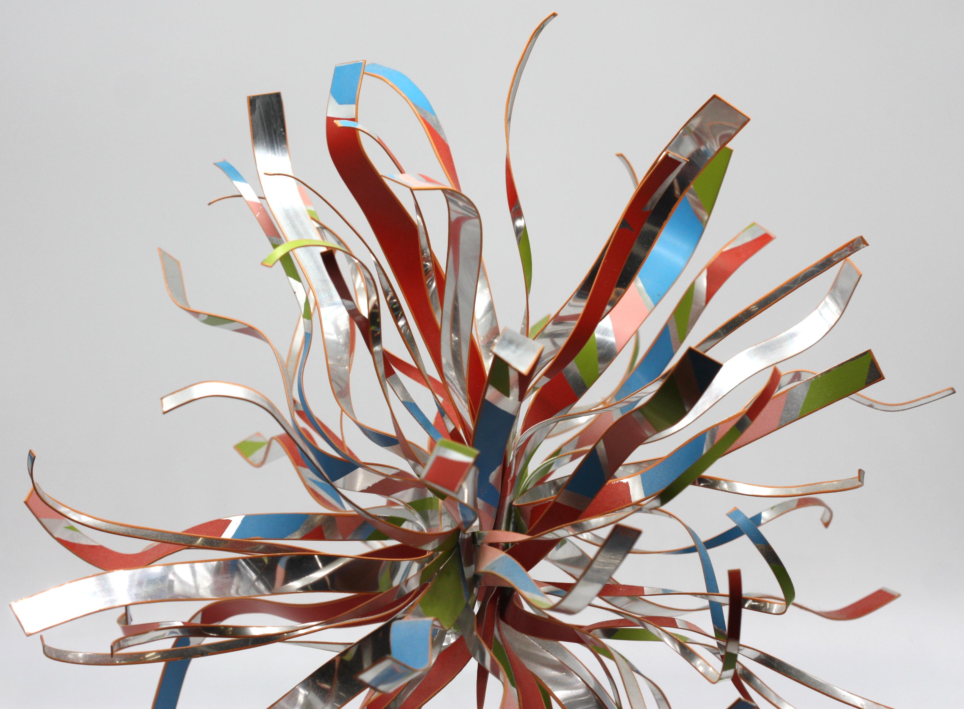 
Dorothy Gillespie, (américaine, 1920-2012)
Winter Tumbler, 1988, sérigraphie sur aluminium, apparemment non signé, sur un support en acrylique.
Hauteur totale 17 pouces, Diamètre 17 pouces.

Provenance : Gross McCleaf Gallery, Philadelphie, PA,