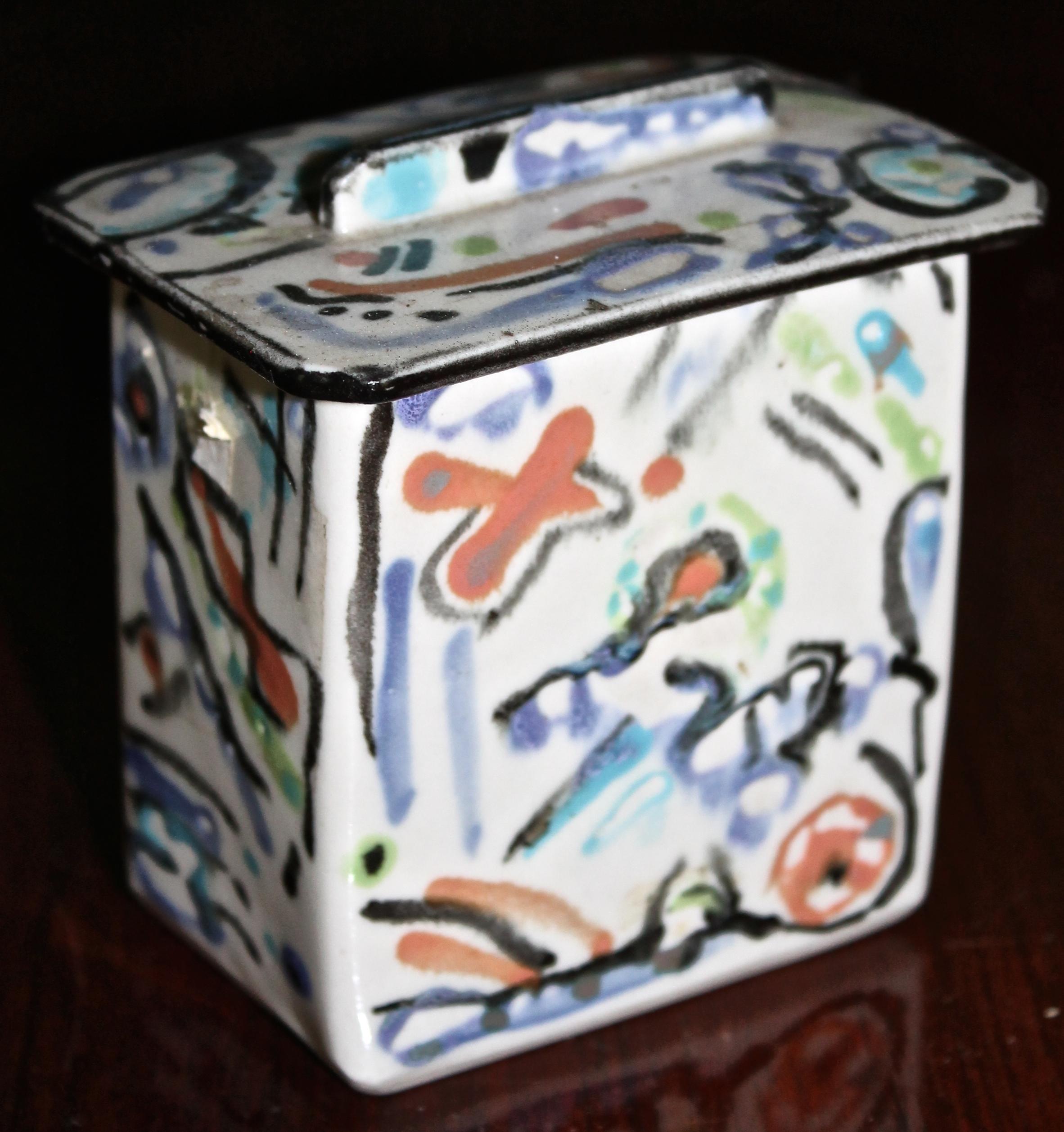 Belle boîte en céramique peinte à la main.