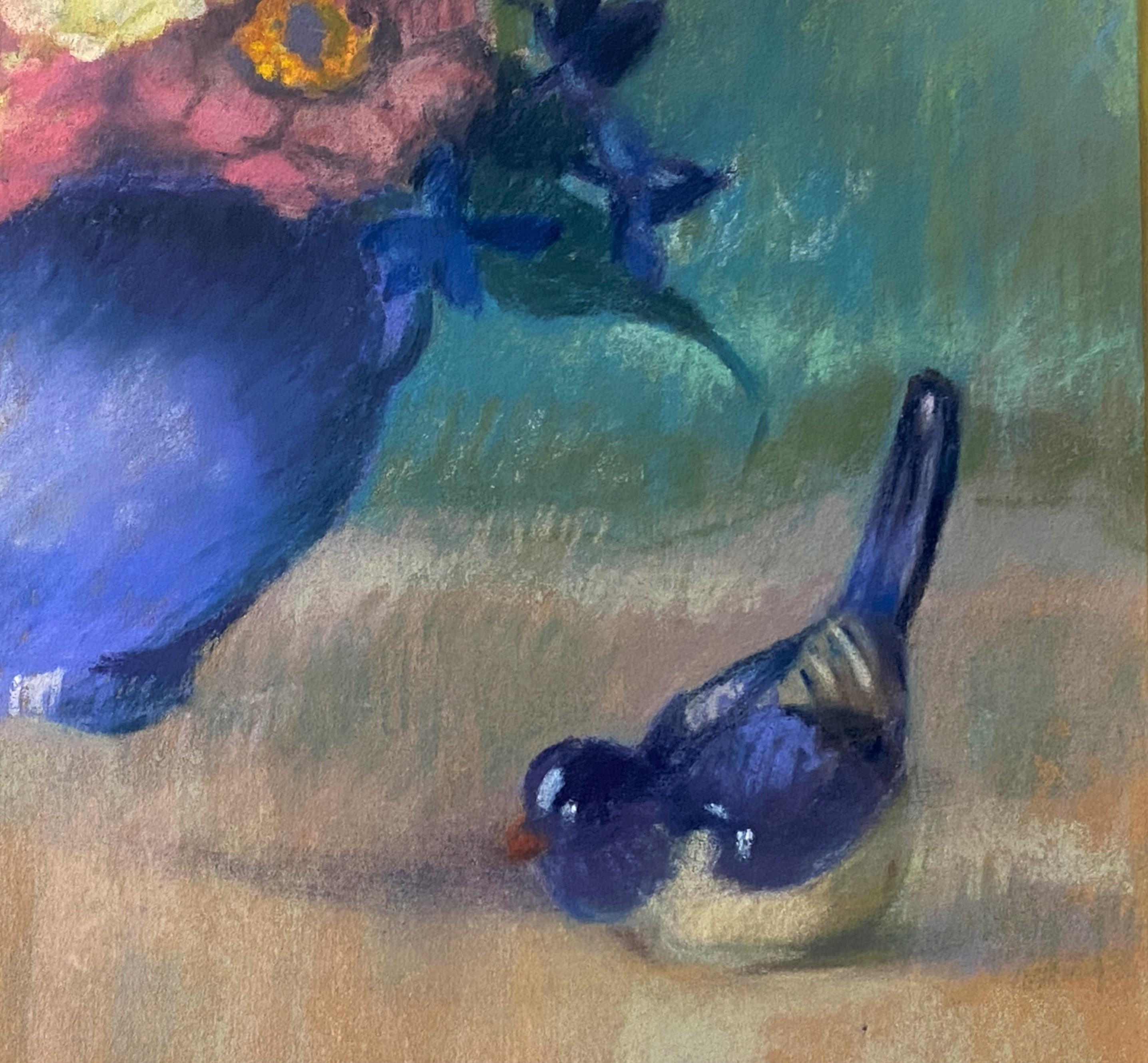 Ein außergewöhnliches Pastell auf Papier Stillleben einer Vase mit Blumen, einer Schale und einem Vogel mit dem Titel 