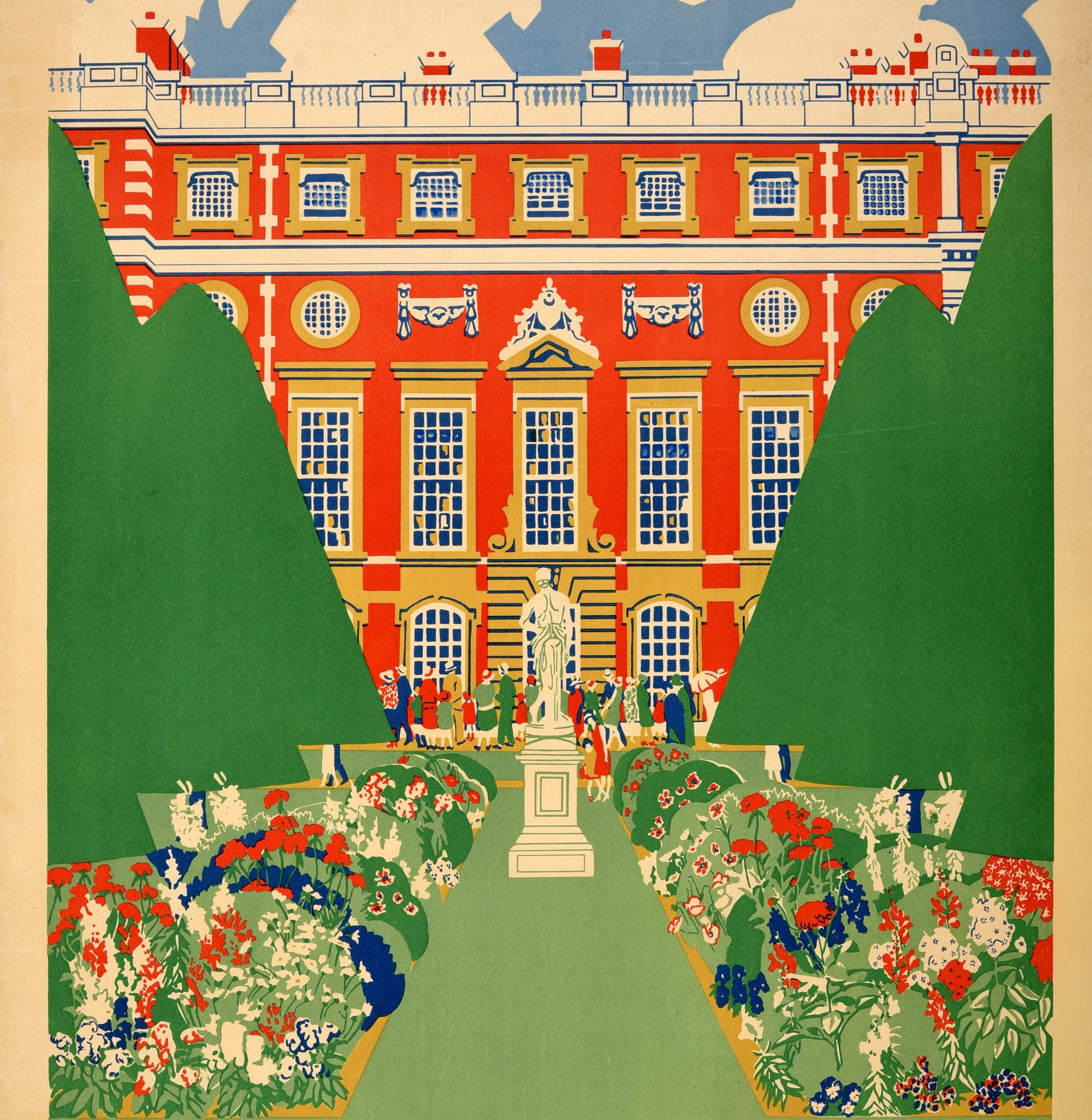 Poster originale d'epoca dei trasporti londinesi che promuove il viaggio in tram a Hampton Court con una vista colorata dai giardini verso lo storico palazzo reale che raffigura persone che si godono la visita con fiori su entrambi i lati di una