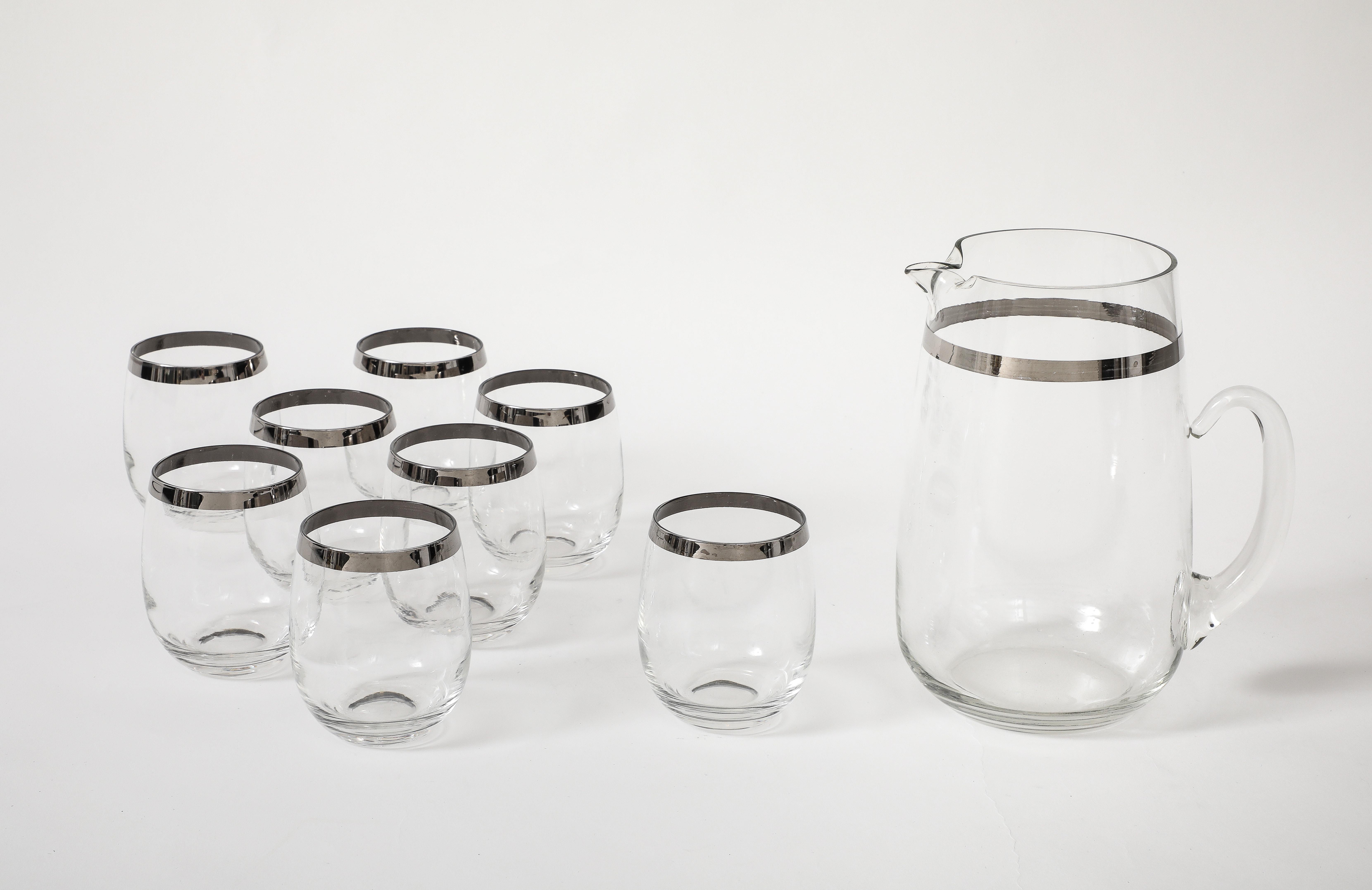 Juego de bebidas Dorothy Thorpe compuesto por 6 vasos de esterlina a rayas y una jarra grande. 