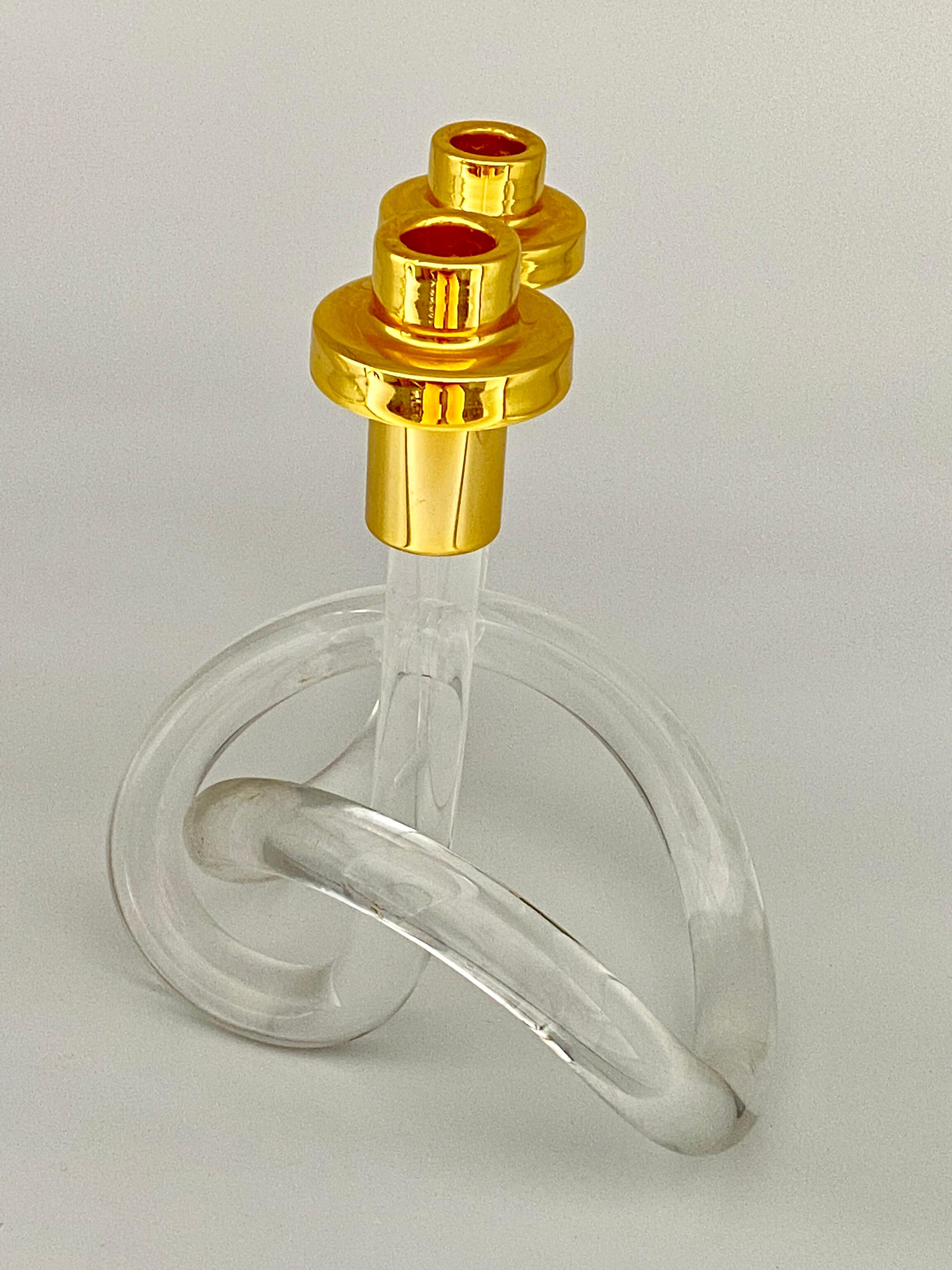 Dieser Kerzenleuchter wurde in den Vereinigten Staaten um 1940 hergestellt. Er ist aus Lucite und Messing gefertigt. Gold und transparente Farbe. Die Künstlerin ist Dorothy Thorpe.