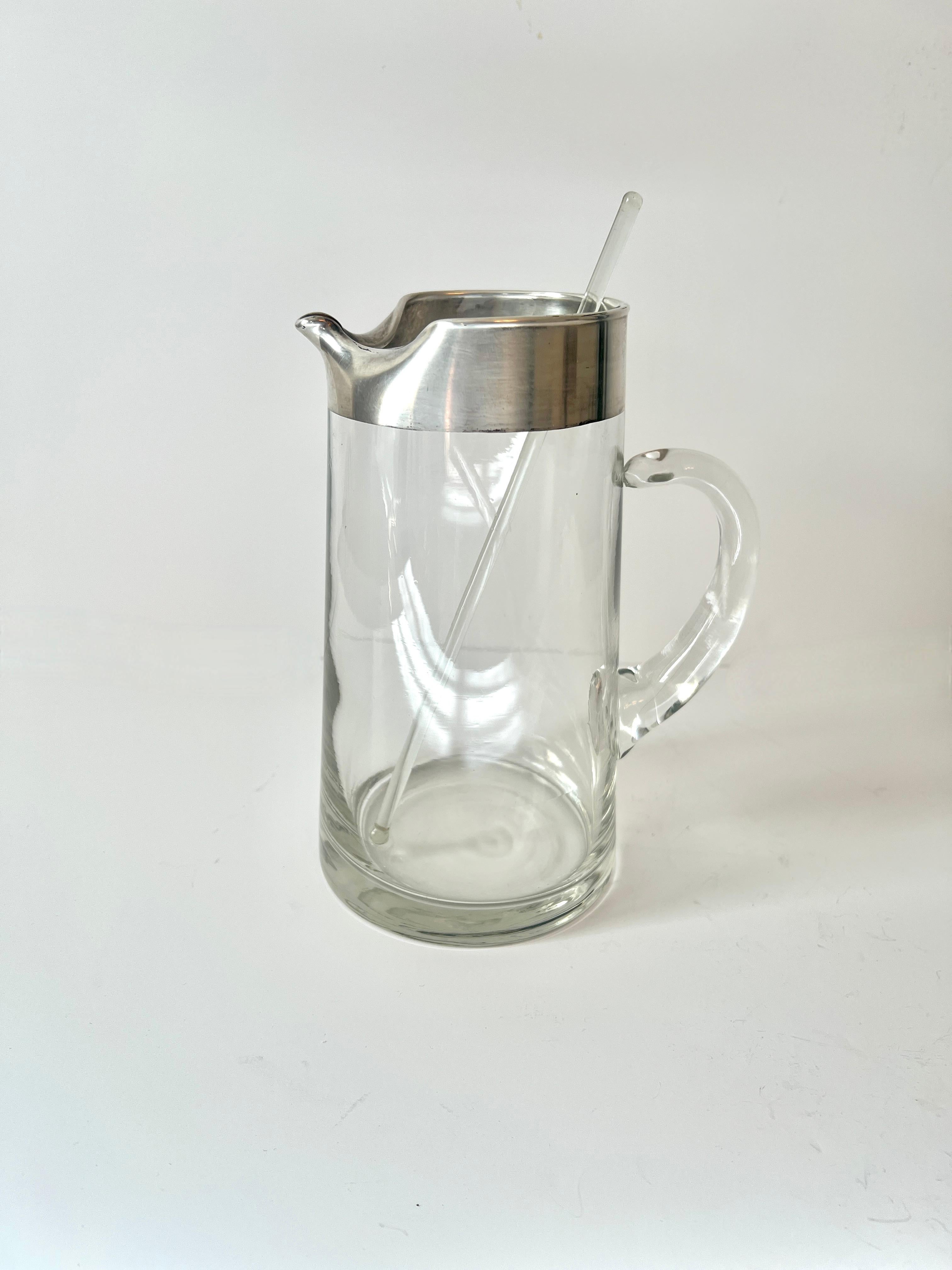 Una splendida caraffa per il bar, ideale per Martini o succhi di frutta e in ottime condizioni.  Abbiamo anche i bicchieri roly poly e altri bicchieri e punch bowl non elencati.

La brocca è un'icona della vetreria moderna di metà secolo, con un