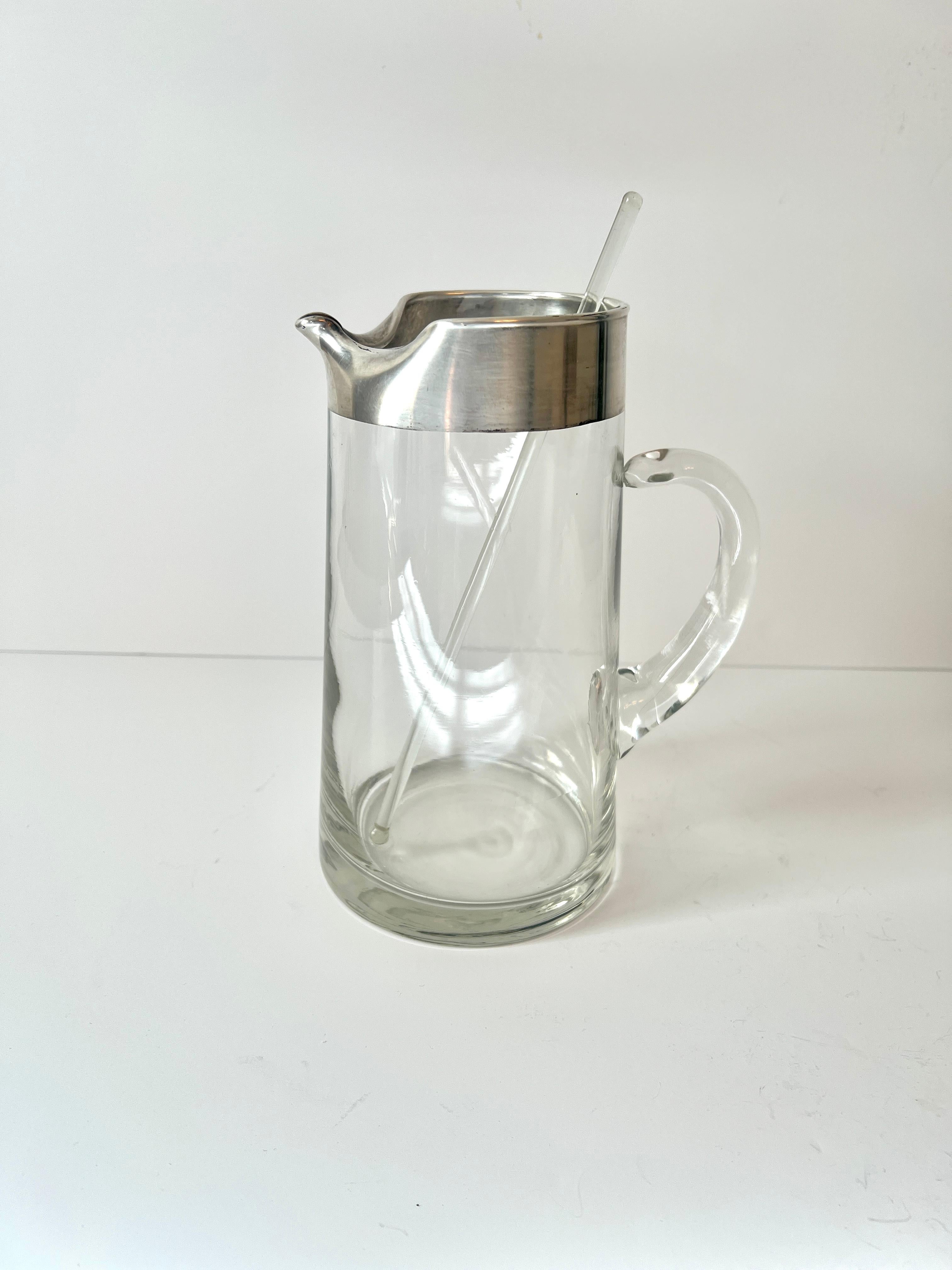 Mid-Century moderno Caraffa per cocktail o succhi Dorothy Thorpe con fascia e agitatore in argento in vendita