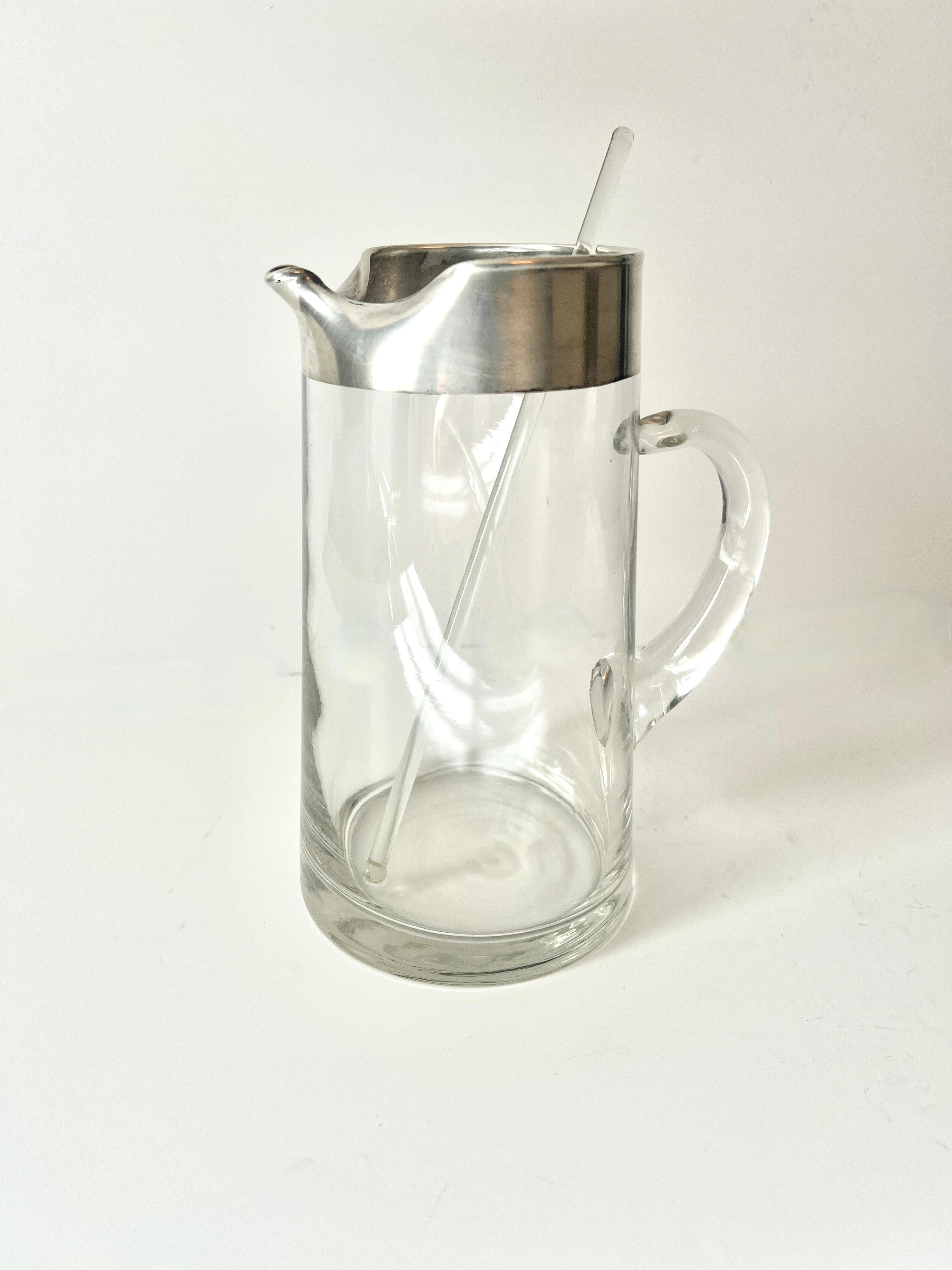 XX secolo Caraffa per cocktail o succhi Dorothy Thorpe con fascia e agitatore in argento in vendita