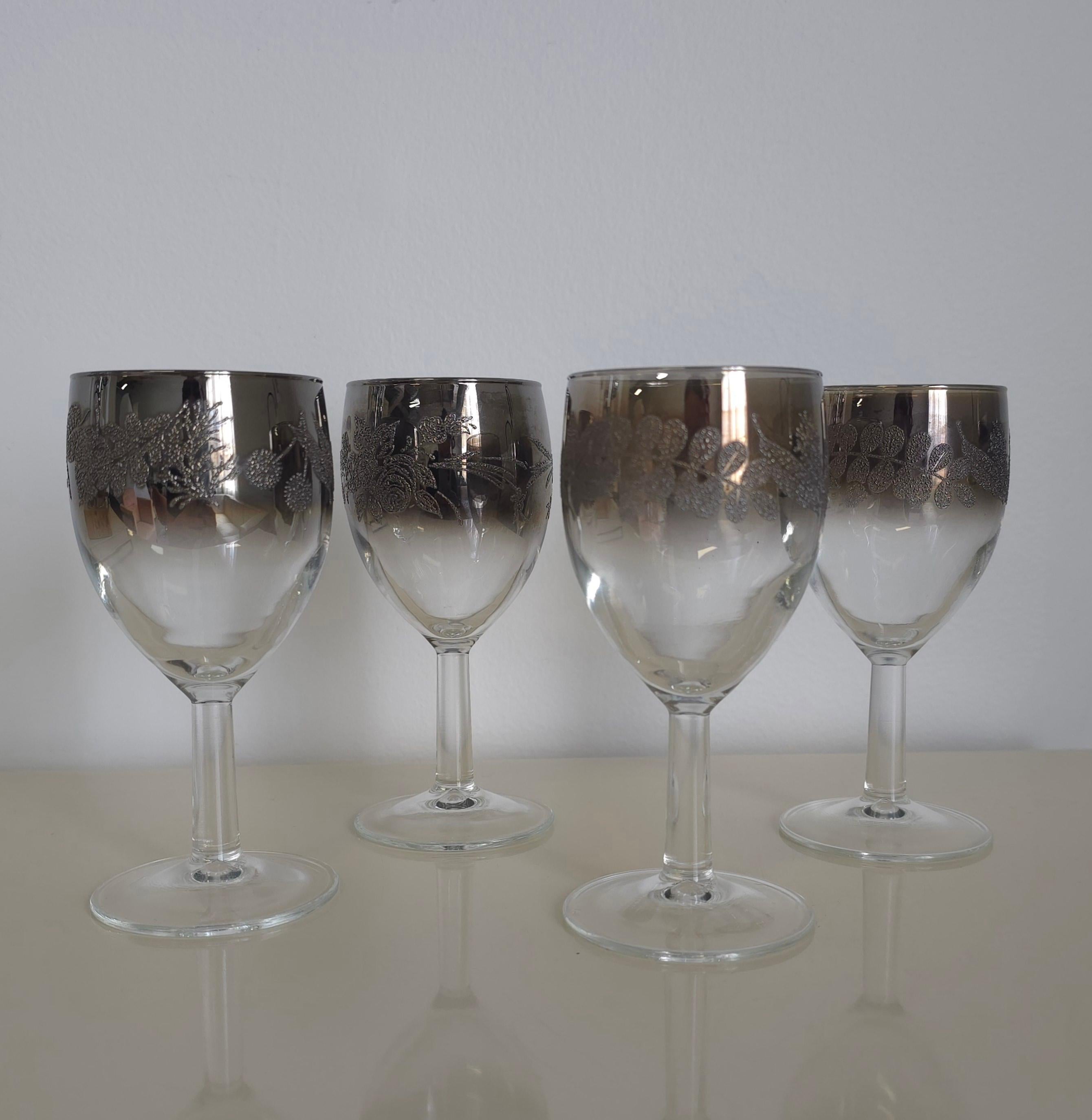 Eine Reihe von Thorothy Thorpe 1960er Jahre Mitte des Jahrhunderts moderne Glaswaren. Das Set enthält vier Gläser. Die Ränder der Gläser sind mit wunderschönen silbernen Details versehen. Die Silberverzierung zeigt florale Motive, die sich vom