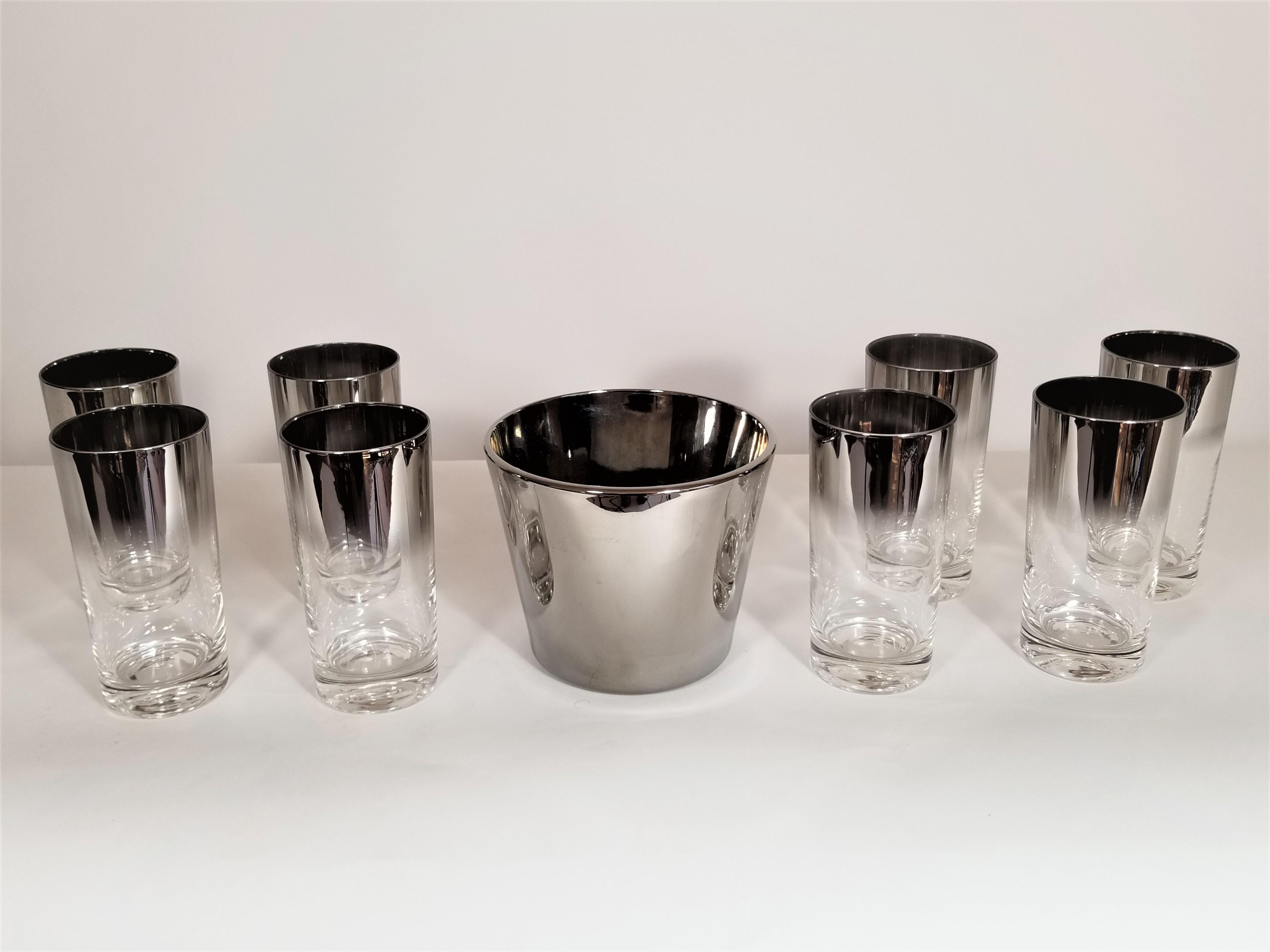 Midcentury 1960s set of 8 Dorothy Thorpe glasses with ice bucket
Excellent condition

Measurements for ice bucket
Height 4.88 inches
Diameter 5.88 inches

Measurements glasses
Height 5.63 inches
Diameter 2.75 inches.