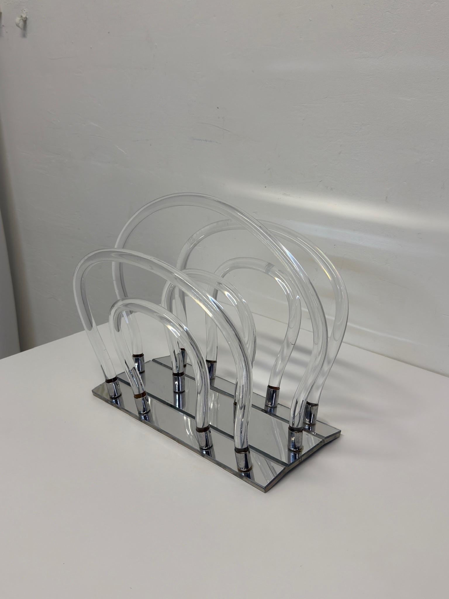 Dorothy Thorpe Lucite and Chrome Magazine Rack, 1960s For Sale 2