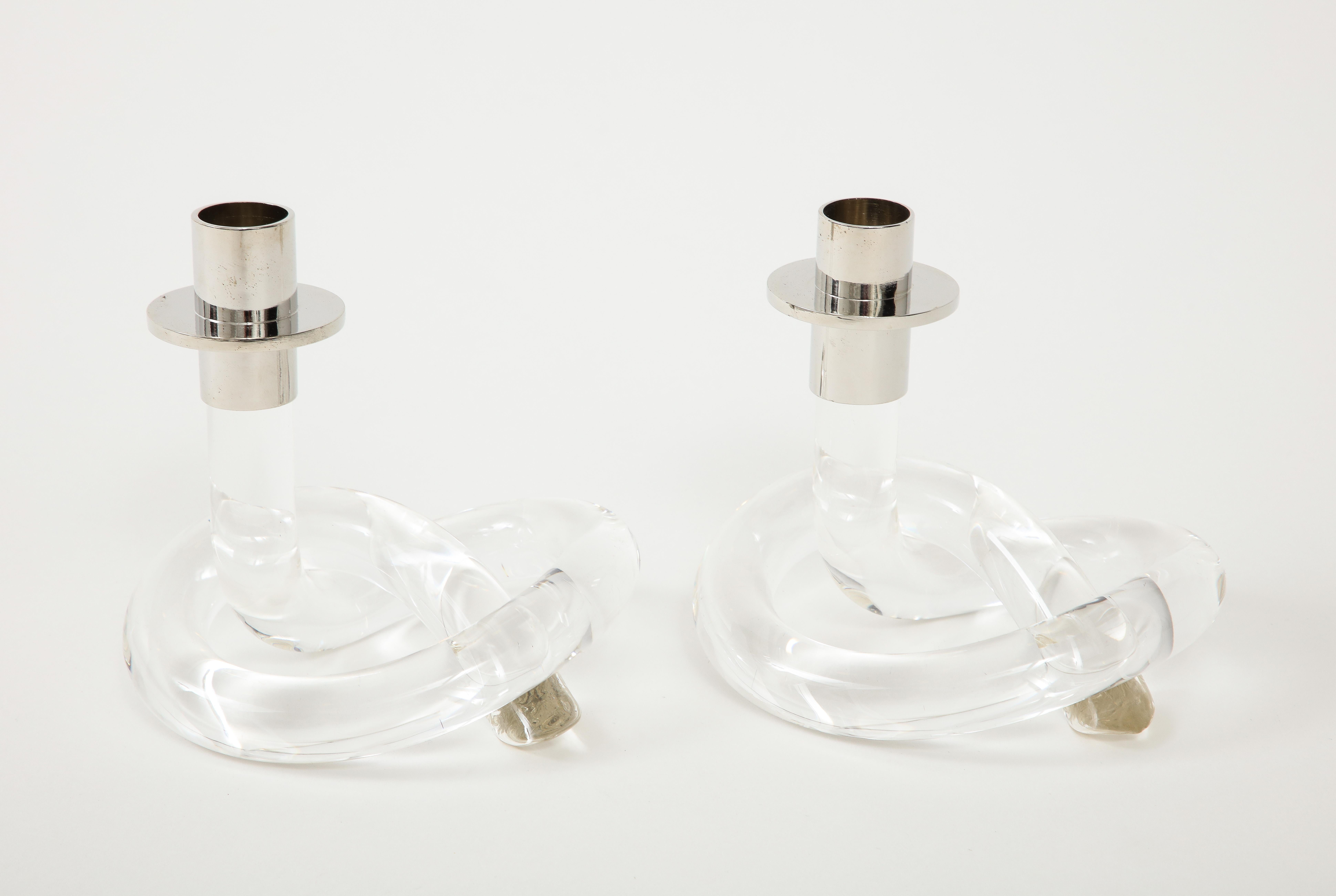 Dorothy Thorpe Lucite Knot Candlesticks In Excellent Condition For Sale In New York, NY