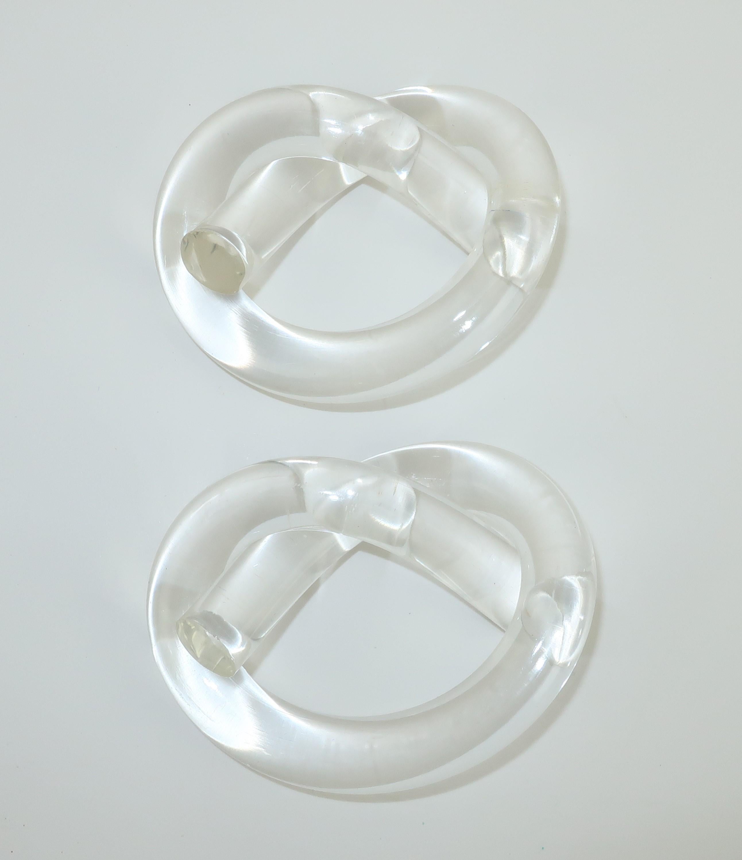 Add a glamorous touch to your dinner table with a set of 12 pretzel shaped napkin rings. The set looks fab with everything from formal settings to casual table decor. This design is attributed to Dorothy Thorpe and they are certainly reminiscent of