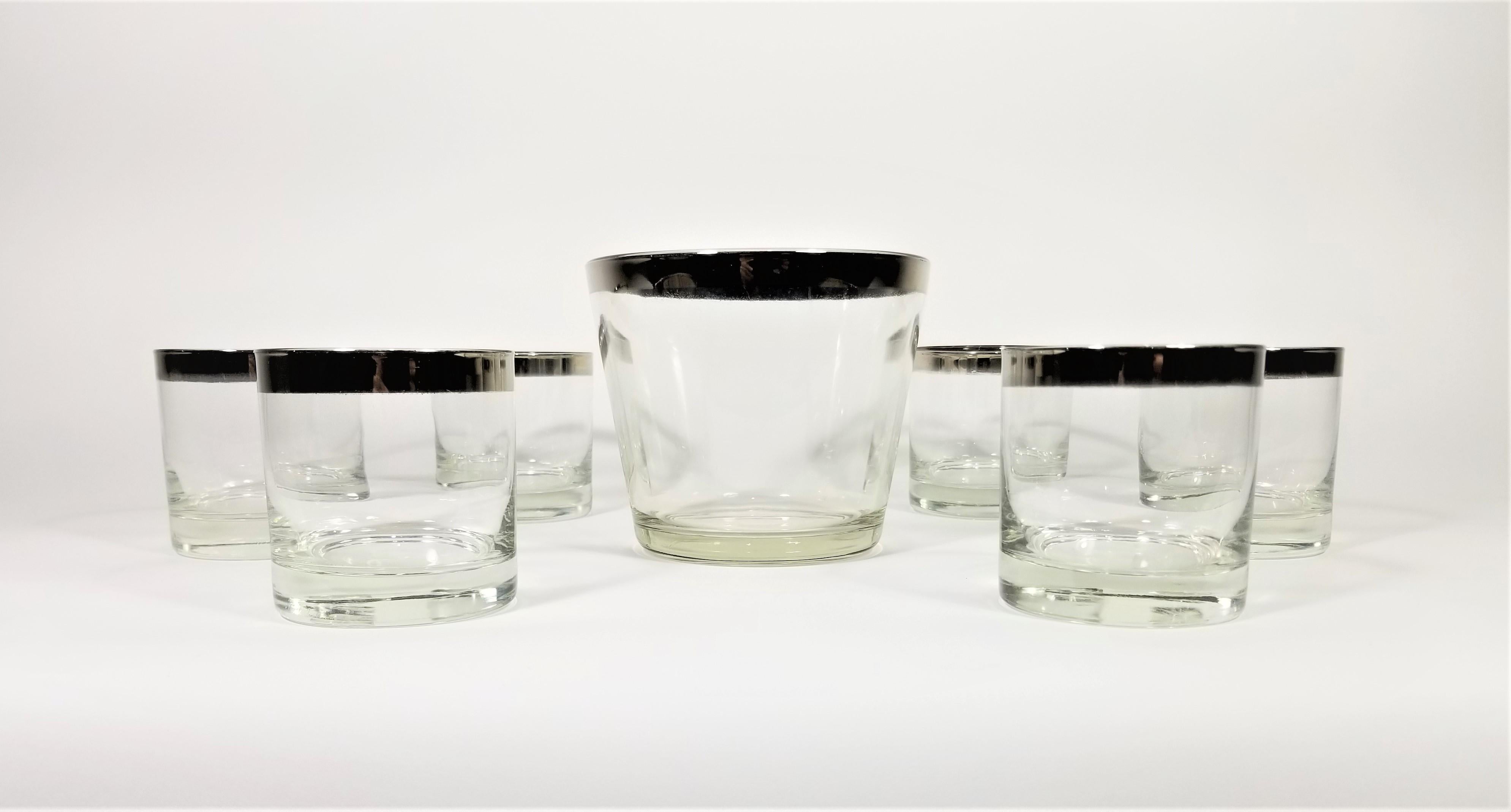 Dorothy Thorpe glassware barware set with ice bucket. Midcentury, 1960s. Silver rimmed design. Excellent addition to any home bar or bar cart.

Measurements:
Glasses
Height 3.38 inches
Diameter 3.25 inches

Ice bucket
Height 4.88