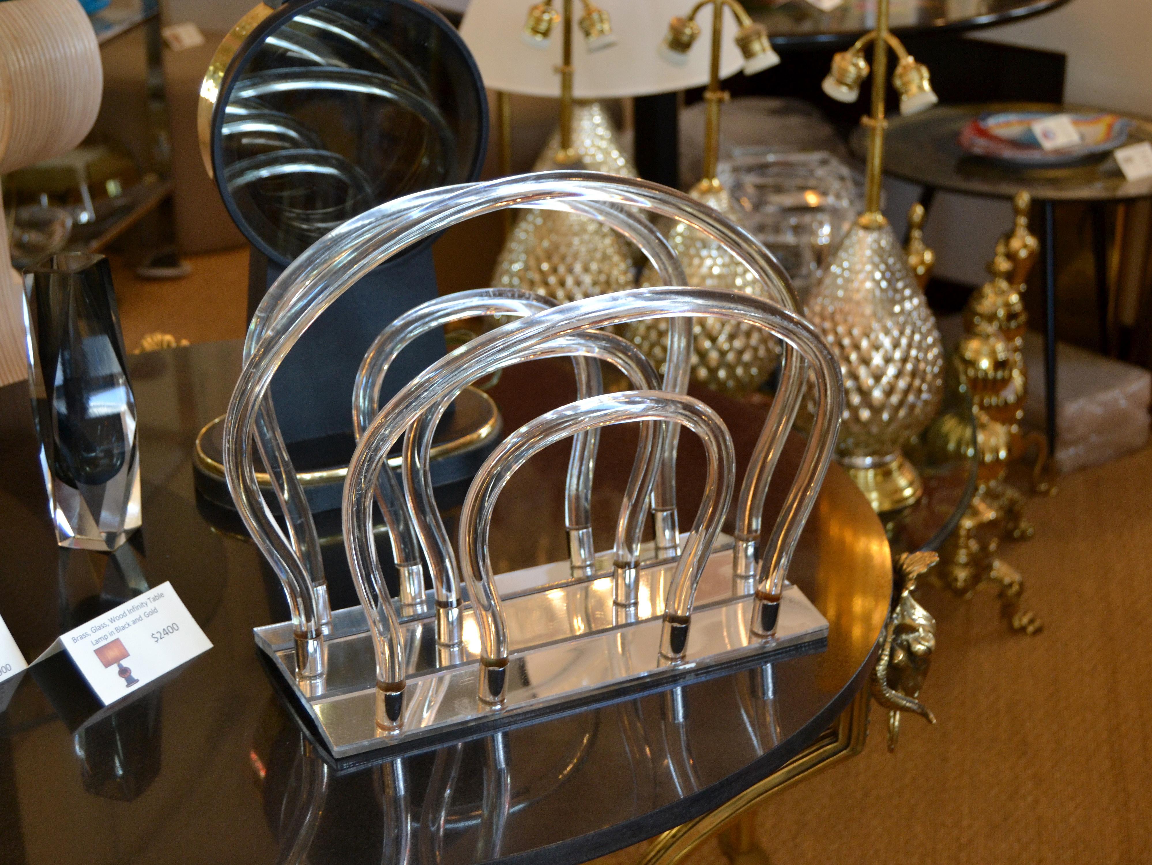 Dorothy Thorpe Mid-Century Modern mirrored glass magazine rack in Lucite and chrome.
Beautiful piece for any interior design to store your favorite magazines or books.