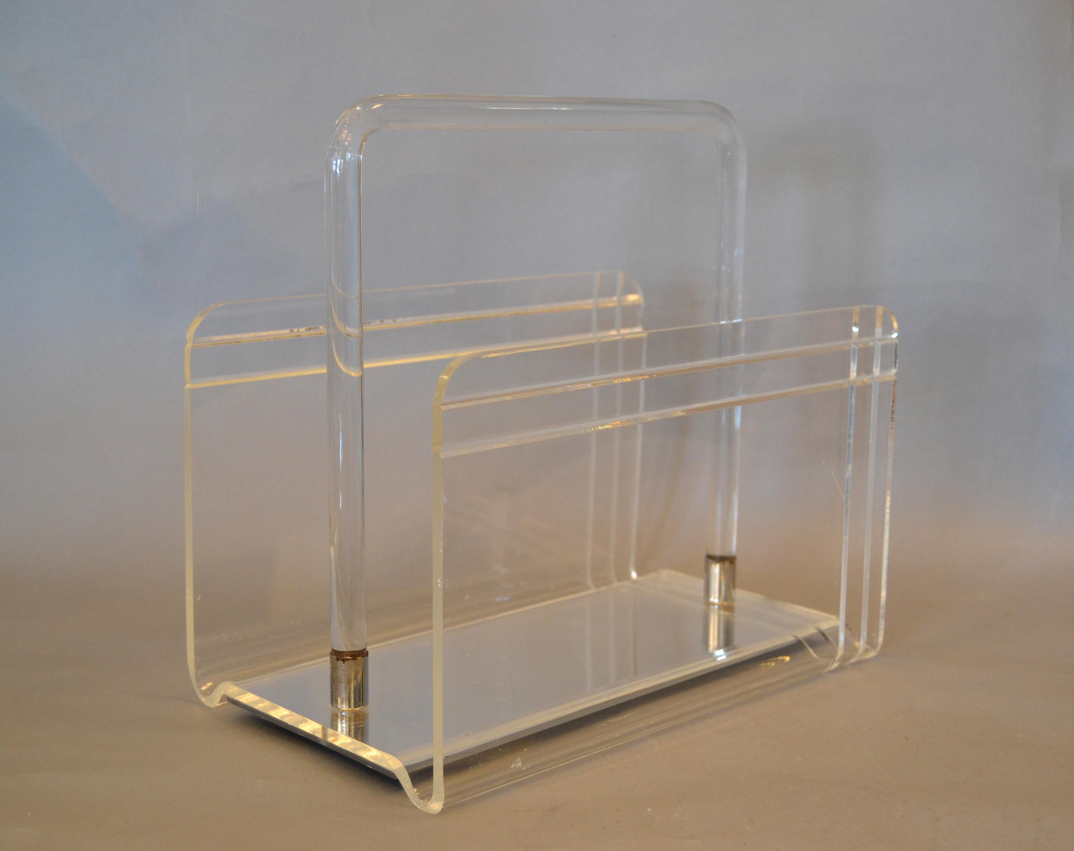 Dorothy Thorpe Mid-Century Modern mirrored glass magazine rack in Lucite and chrome.
Beautiful piece for any interior design to store your favorite magazines or books.