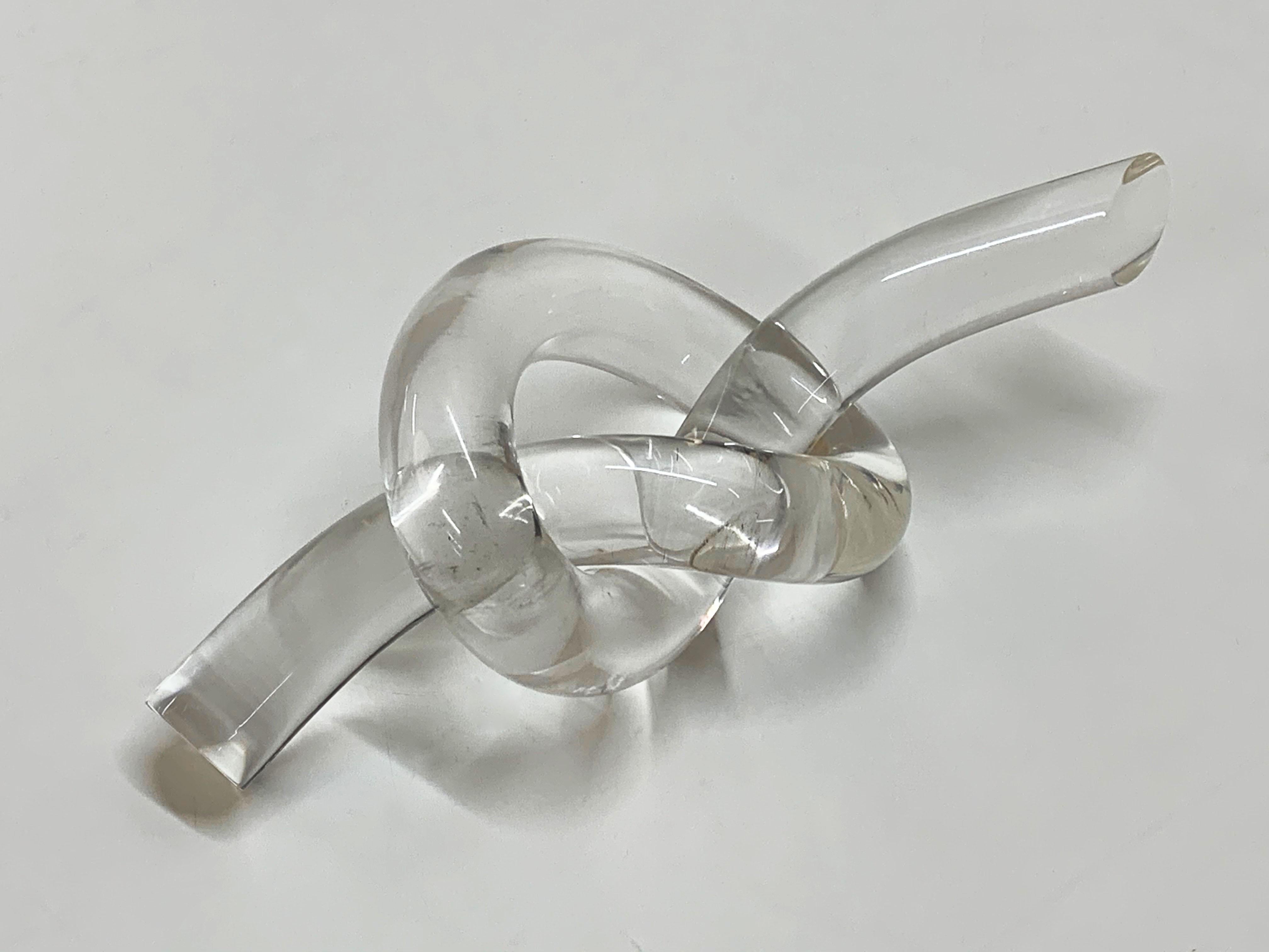 Central American Dorothy Thorpe Midcentury Crystal Lucite American Knot Paperweight Sculpture For Sale