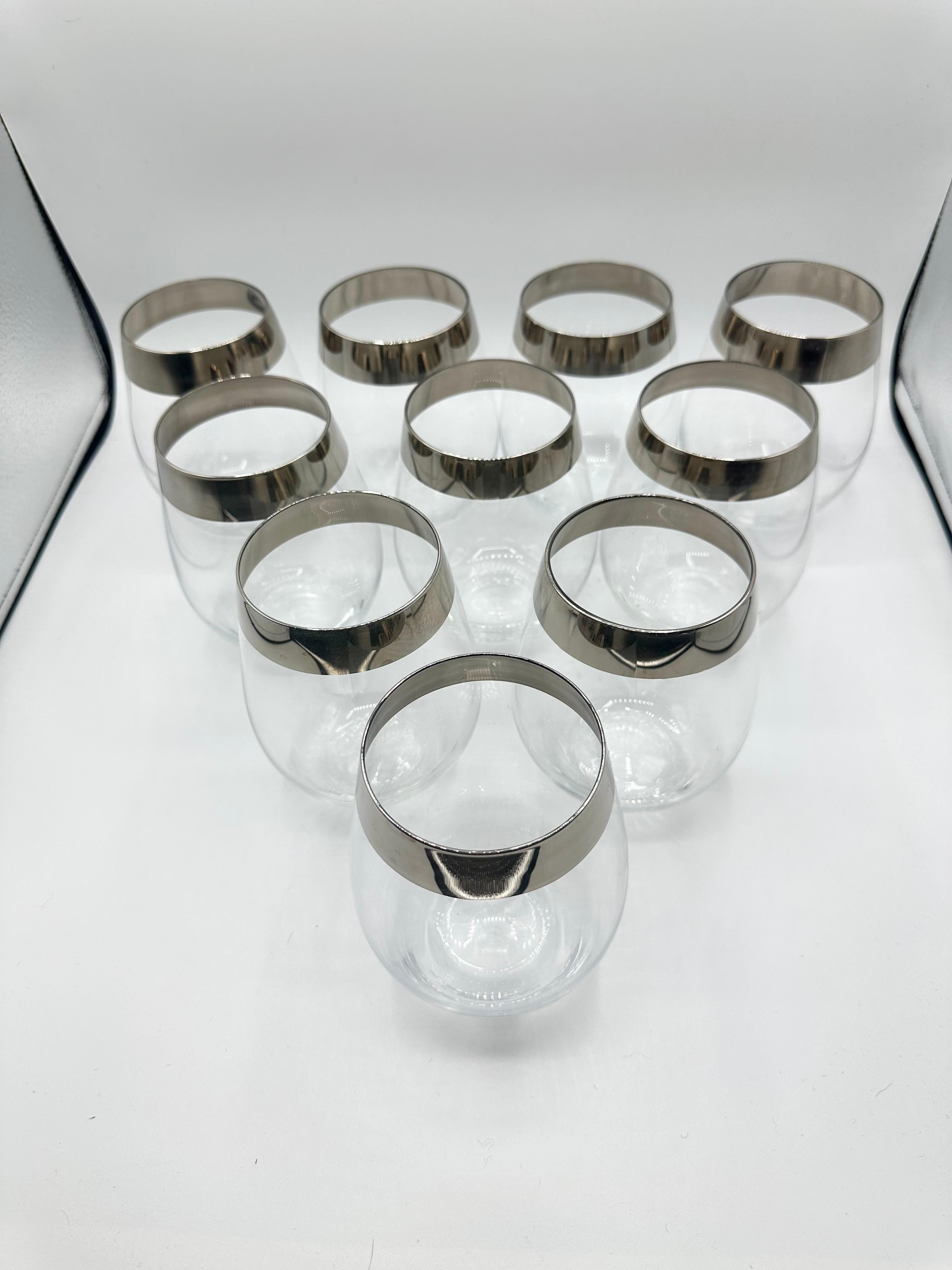 Stunning Set of 10 Dorothy Thorpe Platinum Rimmed Stemless Goblet Wine Glasses! Perfect for entertaining or any wine lover, these mid-century modernism style glasses are crafted from high-quality glass and feature a beautiful platinum thick band