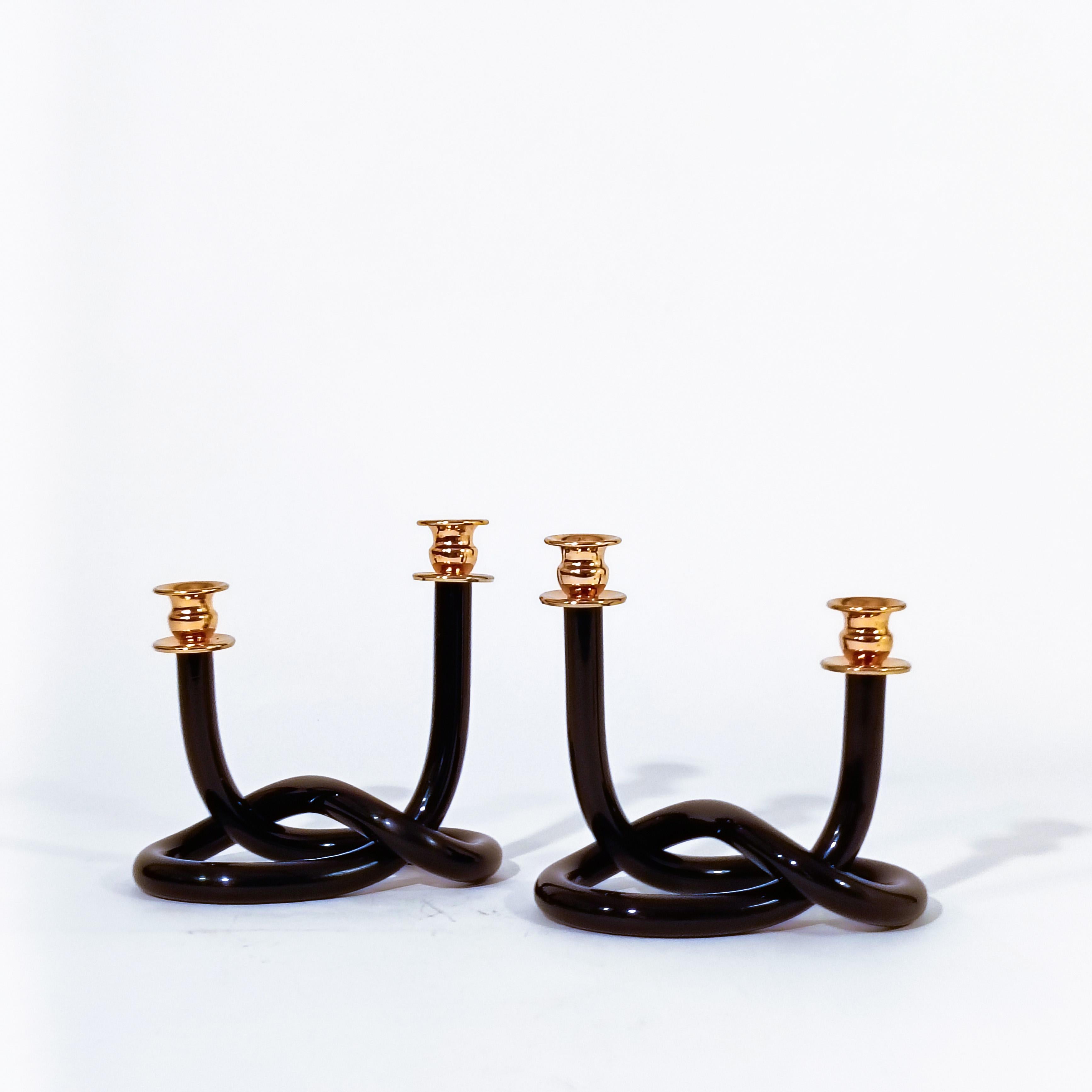 Coppia di portacandele Post Design di Elaine Bscheider, Stati Uniti, anni '70, Stati Uniti. Metacrilato nero a forma di prezel e supporti per candele in metallo dorato cromato. Prodotto da Dorothy Thorpe Inc. Pezzi molto rari a causa del metacrilato