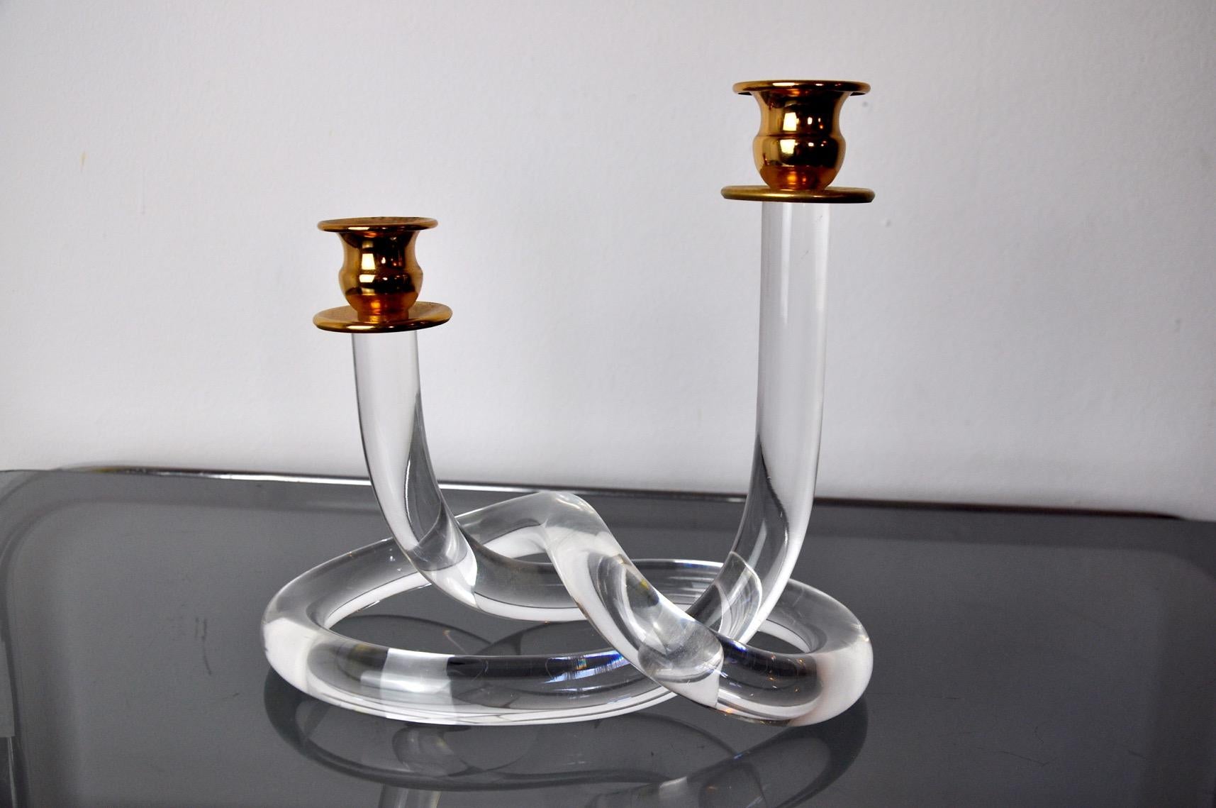 Dorothy Thorpe Lucite Pretzel candle holder designated and Produced in the 1970's. Gold colored brass holder designated by Elaine Bscheider for Dorothy Thorpe. Superb design and vintage object to decorate your interior. 

