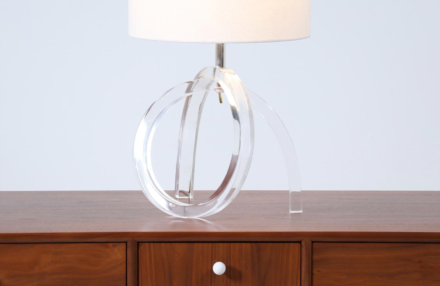 Mid-Century Modern Dorothy Thorpe “Pretzel” Lucite Table Lamp For Sale