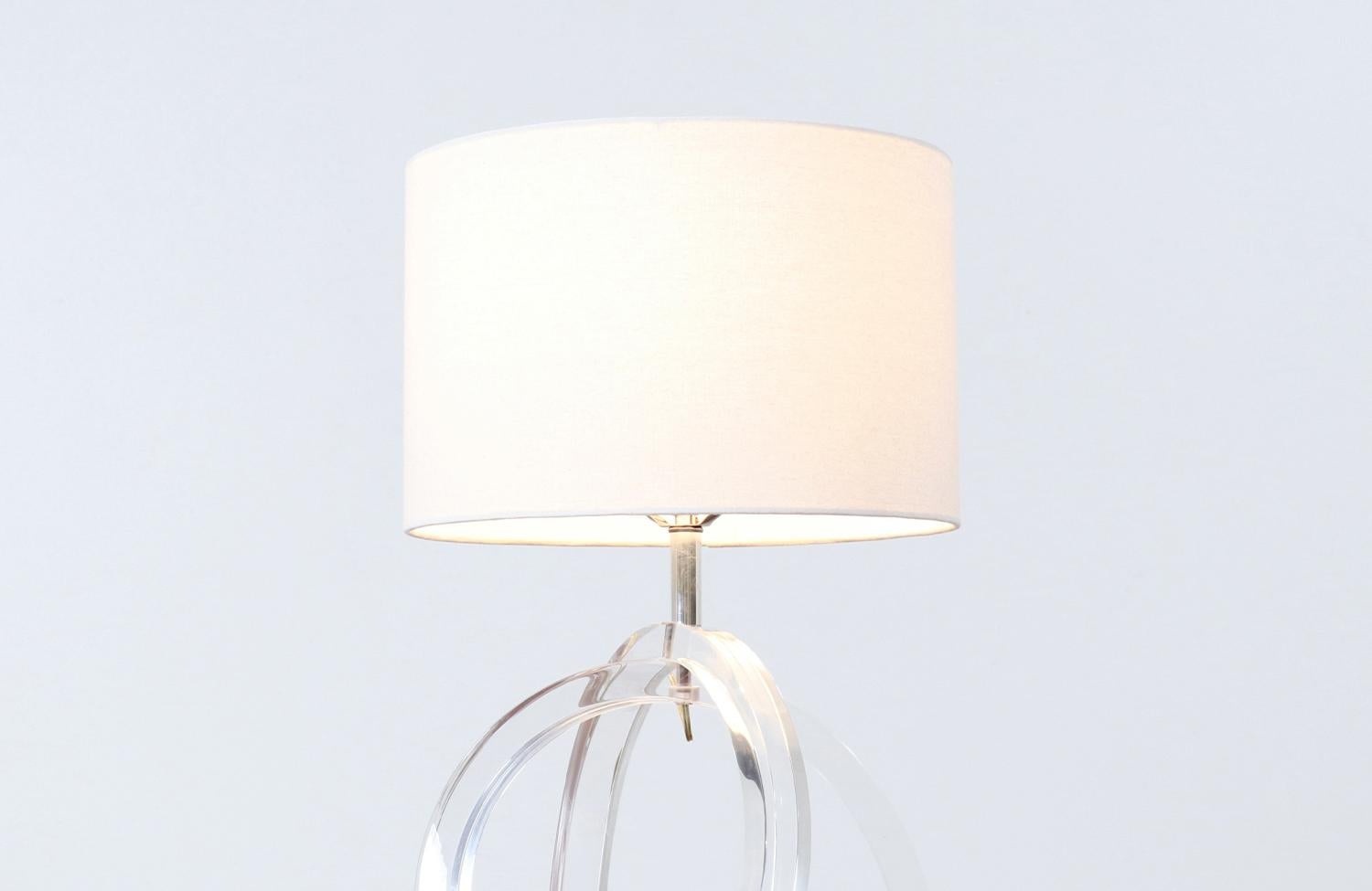 American Dorothy Thorpe “Pretzel” Lucite Table Lamp For Sale