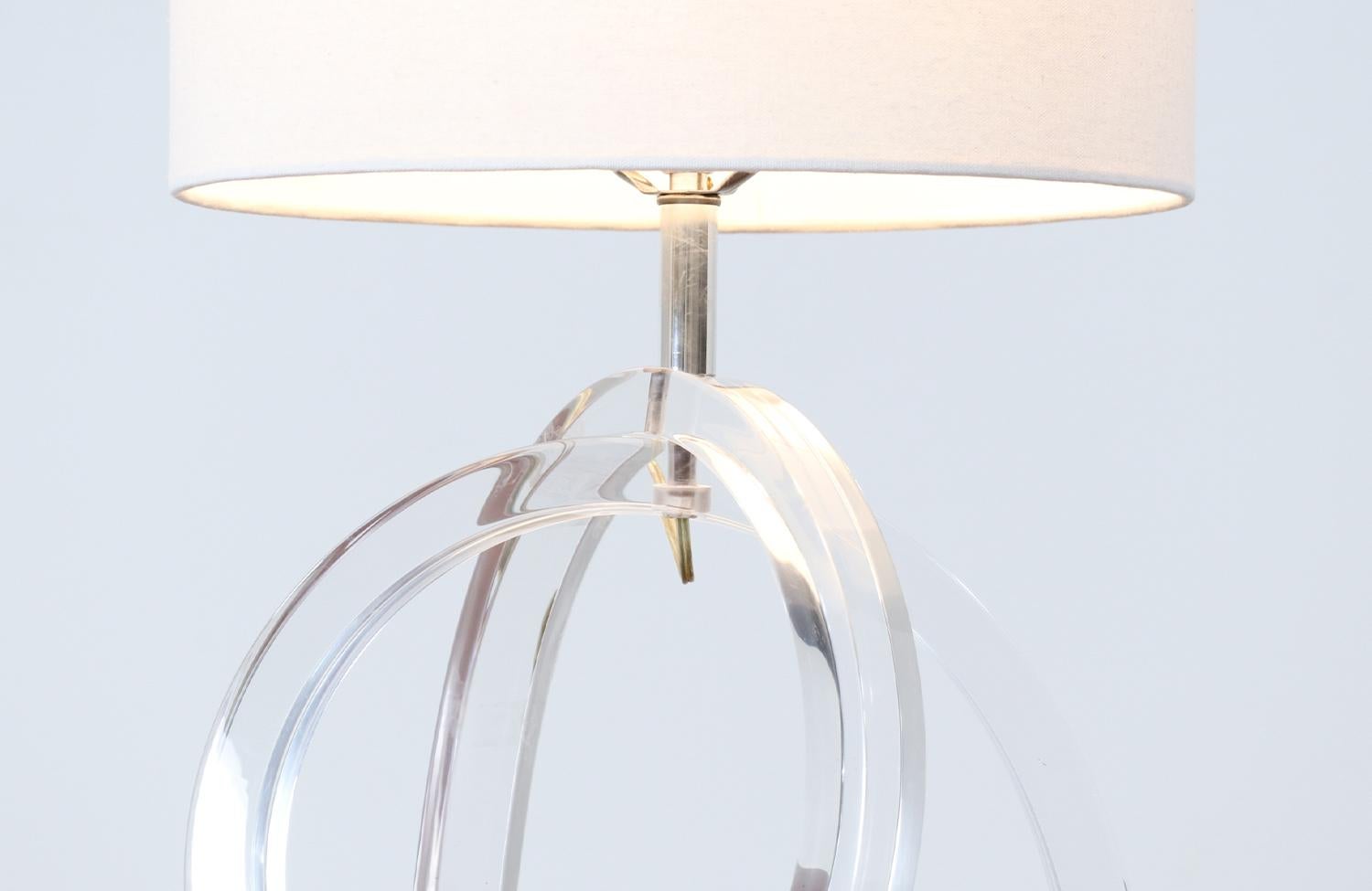 Dorothy Thorpe “Pretzel” Lucite Table Lamp In Excellent Condition For Sale In Los Angeles, CA