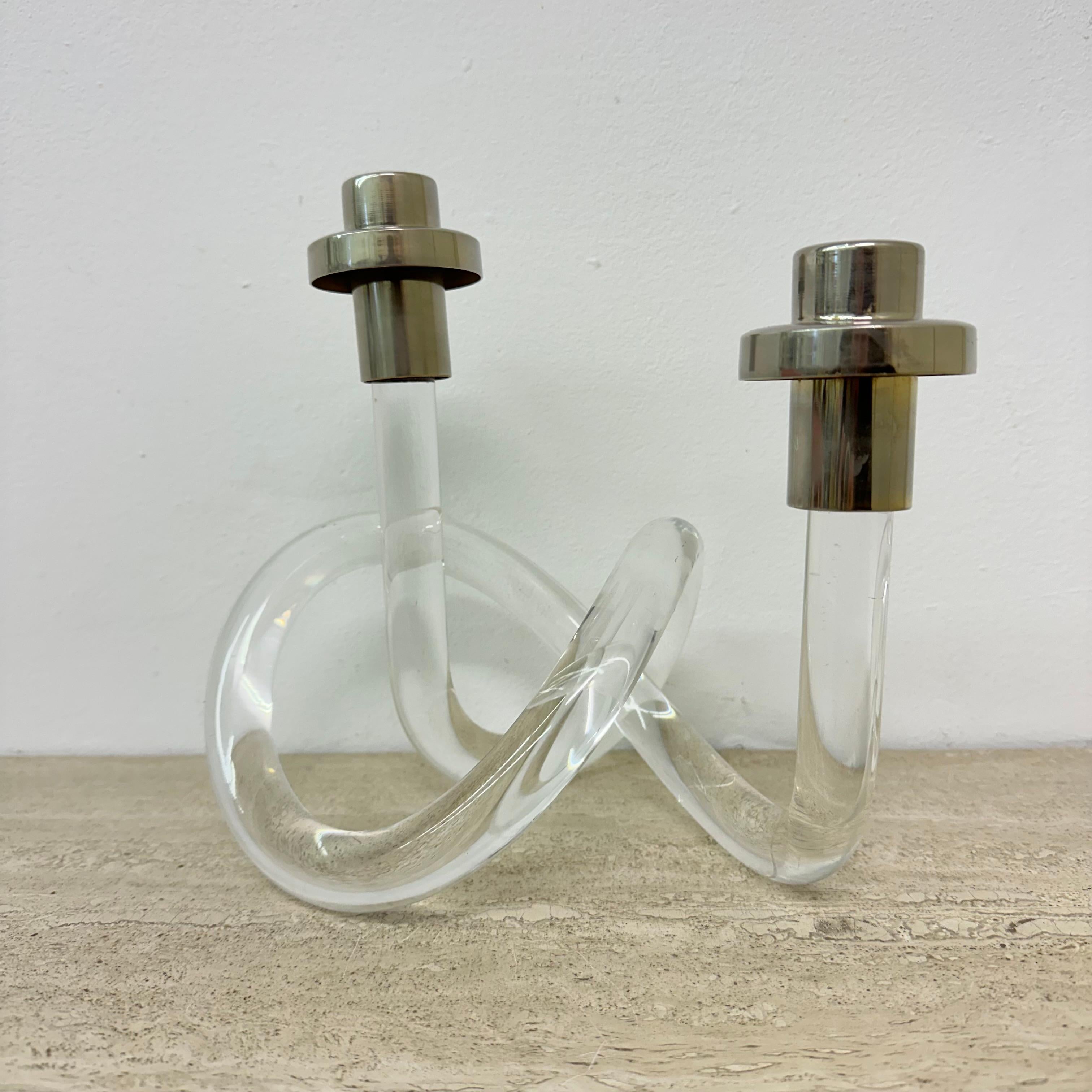 Bastone da candela in lucite di Dorothy Thorpe Pretzel, metà del secolo scorso, anni '40

Dimensioni:  23,5 cm H., 22 cm L, 16,5 cm D.
Condizioni: Menta