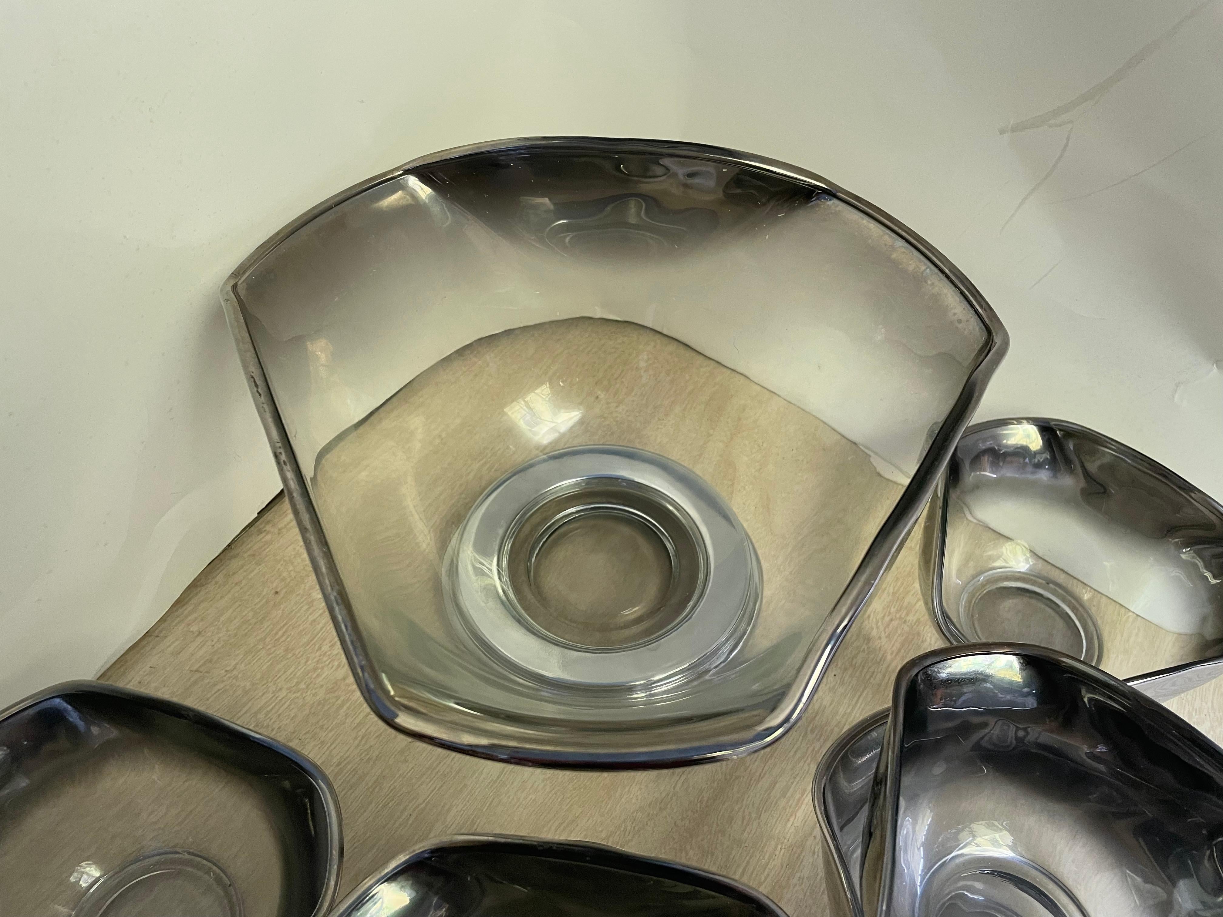 I love Dorothy Thorpe and this is as good as it gets! The triangular shape to the bowls is very modern and the silver fade makes to look extra special. 

This set is in good condition, the large bowl is about 9 1/4 inches by 10 inches and sits on a