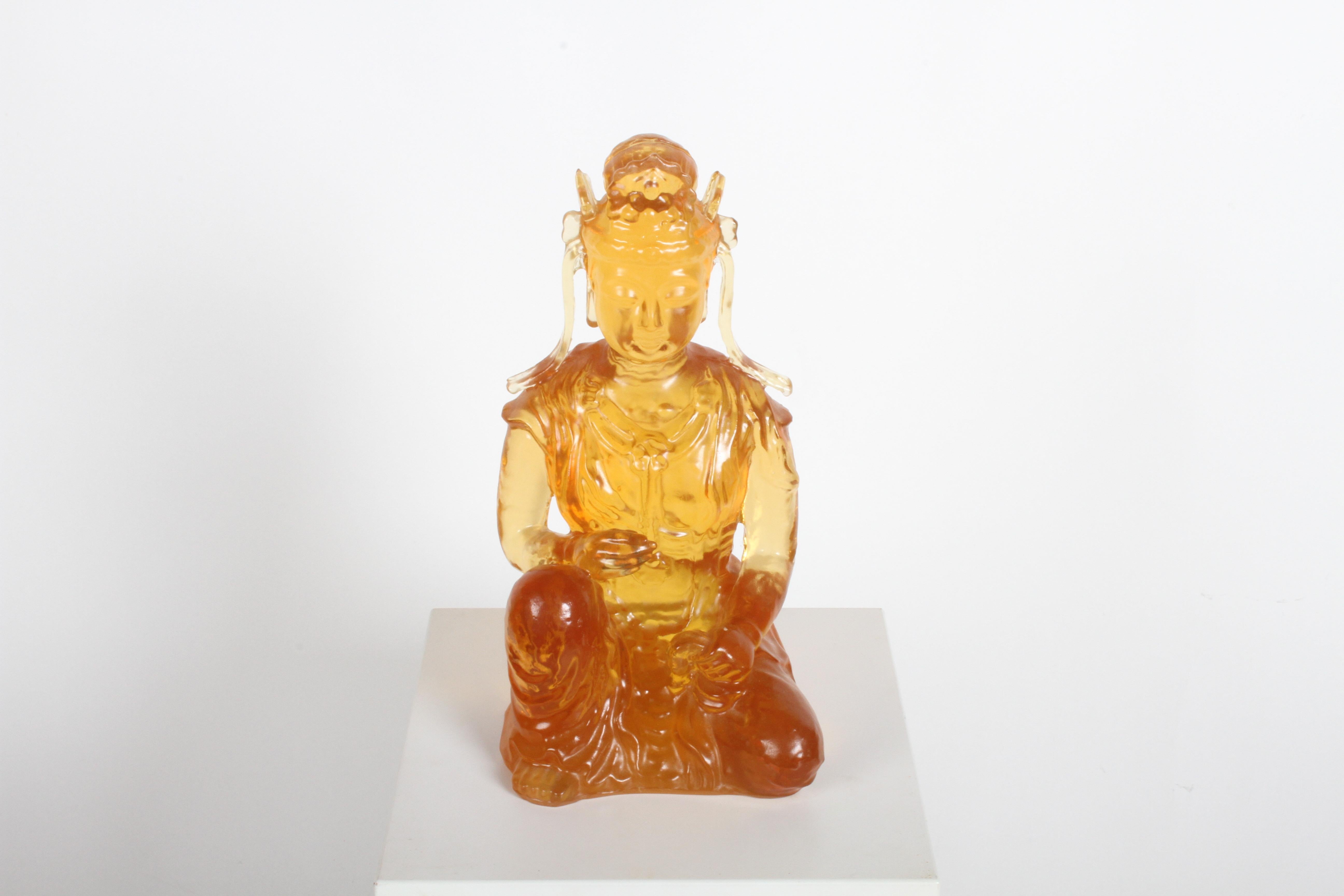 Magnifique Bouddha ou Guanyin en résine ambre Dorothy Thorpe, datant des années 1960. Non marqué, mais 100% Thorpe.