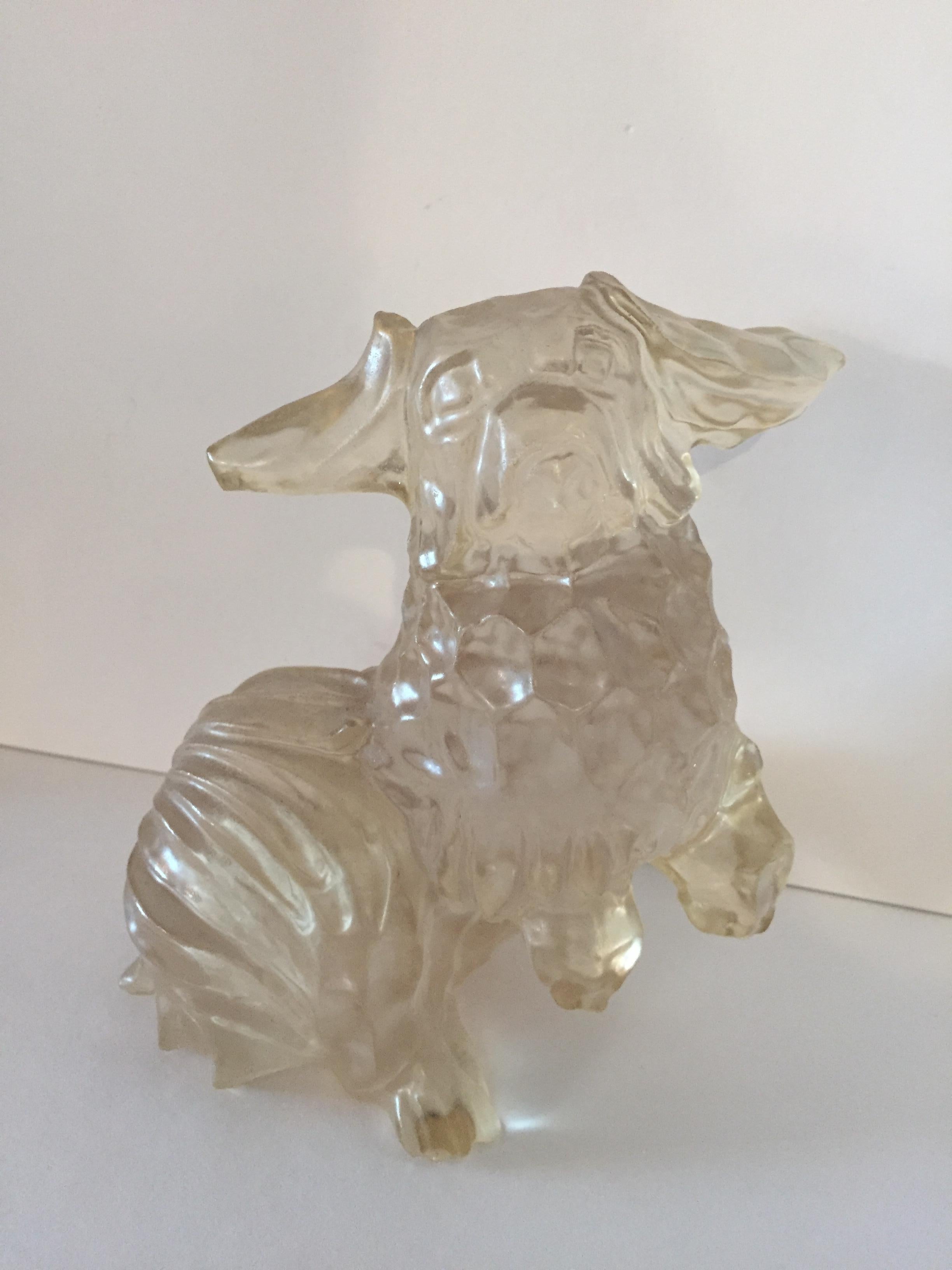 Pekinger Hund-Skulptur aus Harz von Dorothy Thorpe (Moderne der Mitte des Jahrhunderts) im Angebot