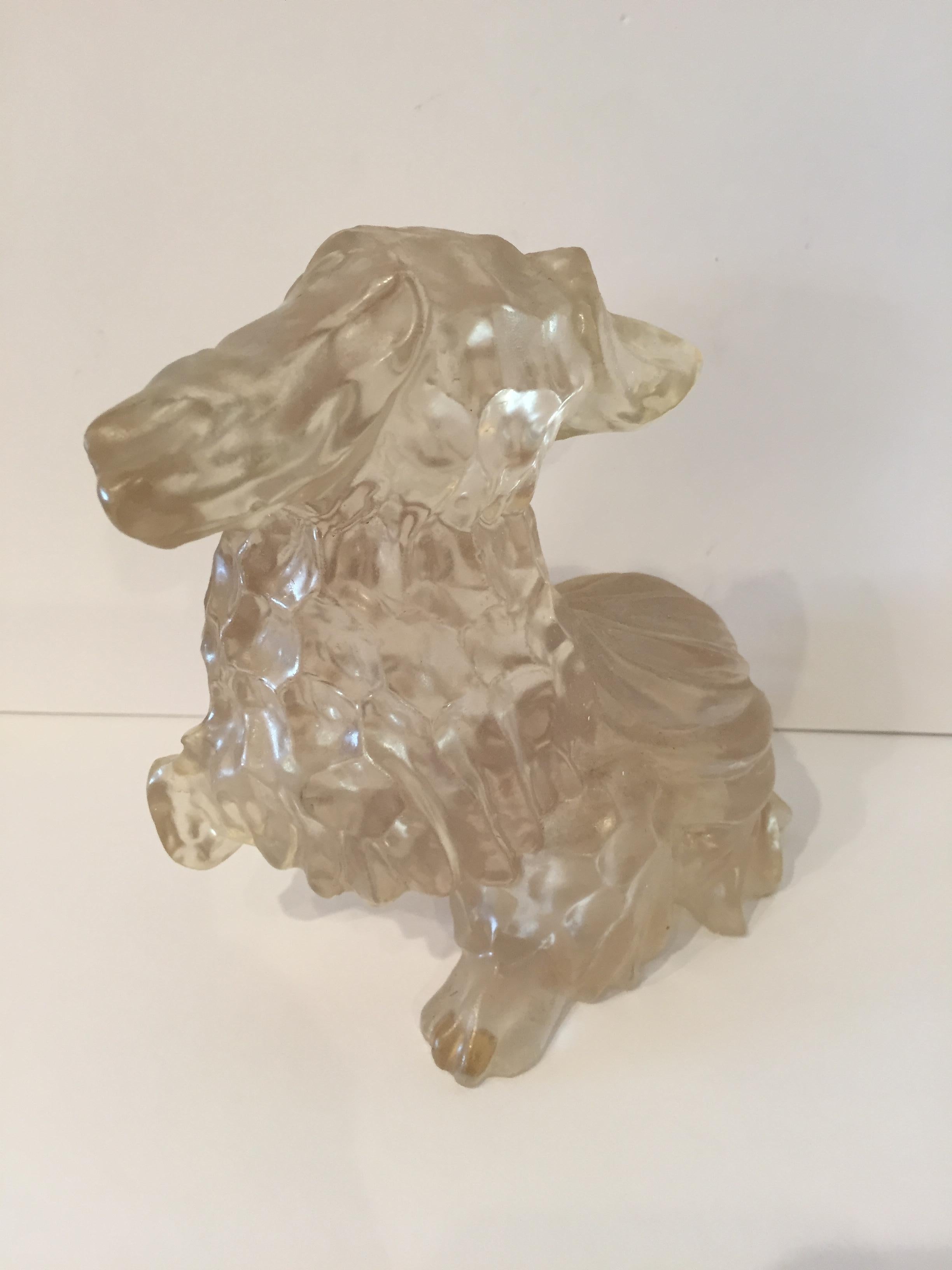 Pekinger Hund-Skulptur aus Harz von Dorothy Thorpe (Geformt) im Angebot
