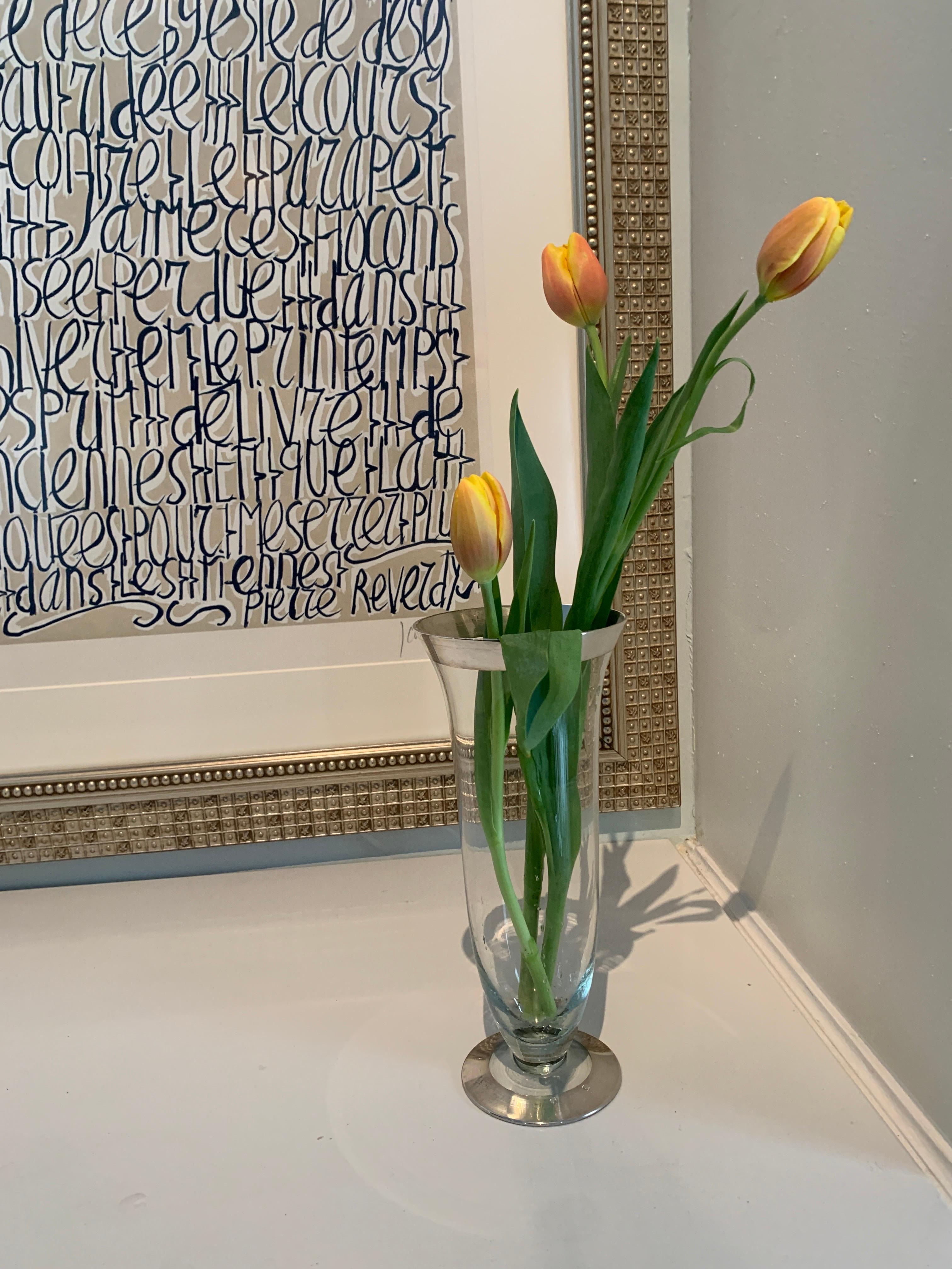 Classic style and simple vase - this Dorothy Thorpe Vase creates a sense of elegance without overpowering it's nearby decorative items an iconic design from an iconic mid century designer.

A great wedding or housewarming gift. The real silver