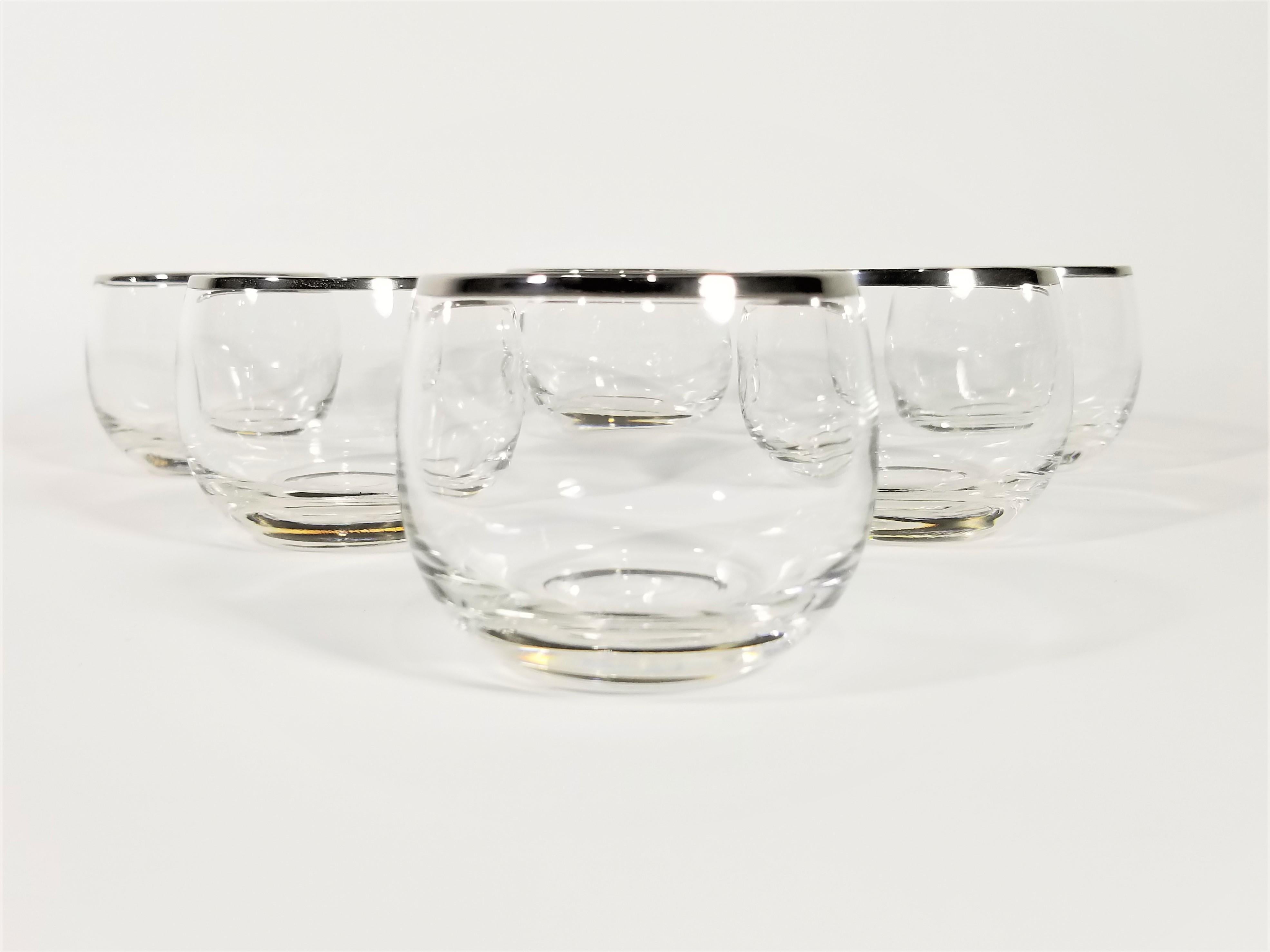 Midcentury 1960s set of 6 Dorothy Thorpe silver rimmed glasses. Often referred to as roly poly glasses due to their round modern shape. These are the petite version. Perfect for small spaces, small home bar or bar cart.

   