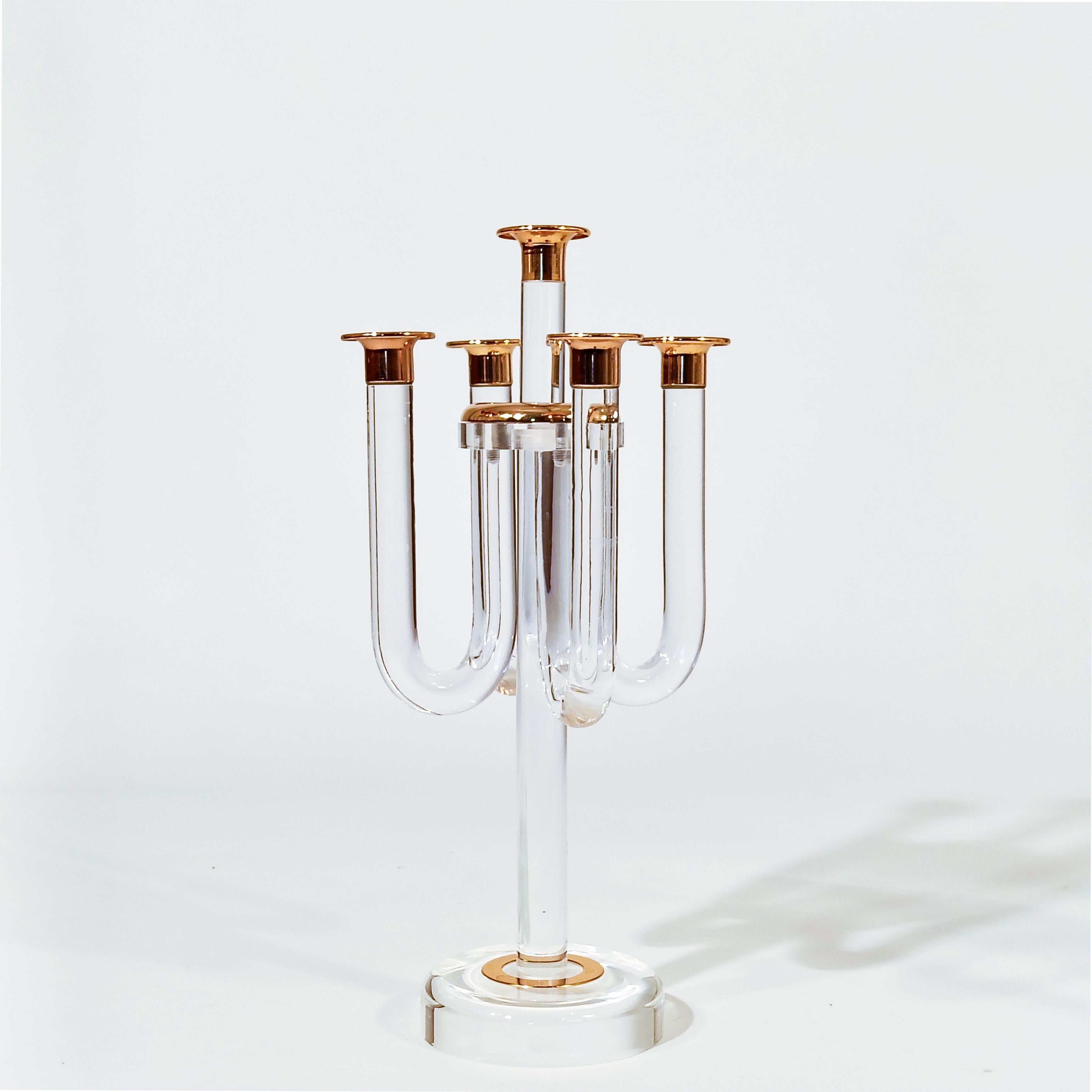 Candelabri in lucite Hollywood Regeny, Italia, anni '70. Realizzato interamente in metacrilato trasparente e composto da diversi pezzi di acrilico uniti e assemblati insieme, creando 5 braccia per le candele in ogni pezzo. Dettagli in metallo