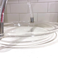 Vassoio in lucite con manico in stile Dorothy Thorpe