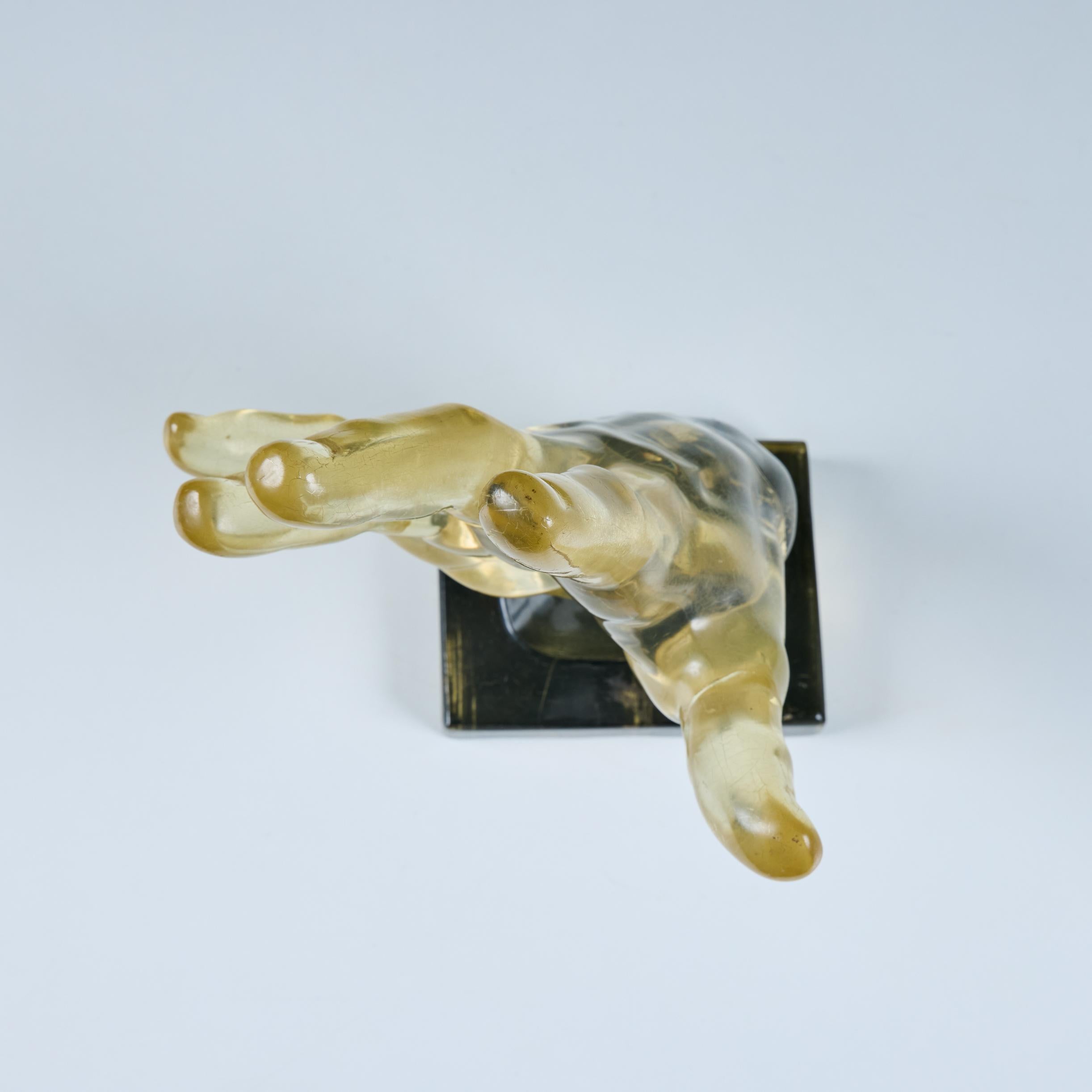 Scultura a mano in resina in stile Dorothy Thorpe in vendita 7