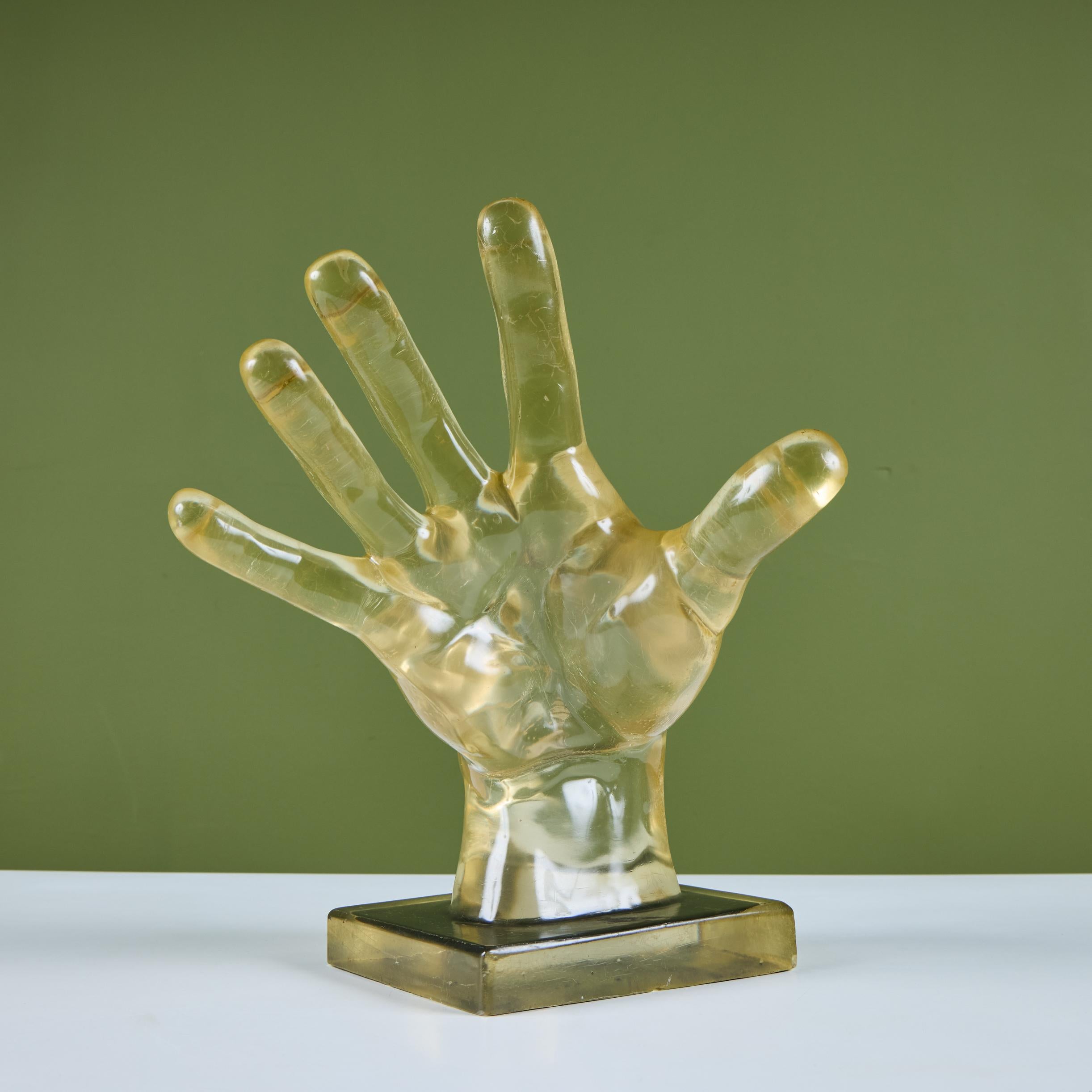 Colata in resina montata di una mano in stile Dorothy Thorpe. Questo pezzo mette in mostra una scultura di una mano di grandi dimensioni in posizione di allungamento.

Dimensioni
9